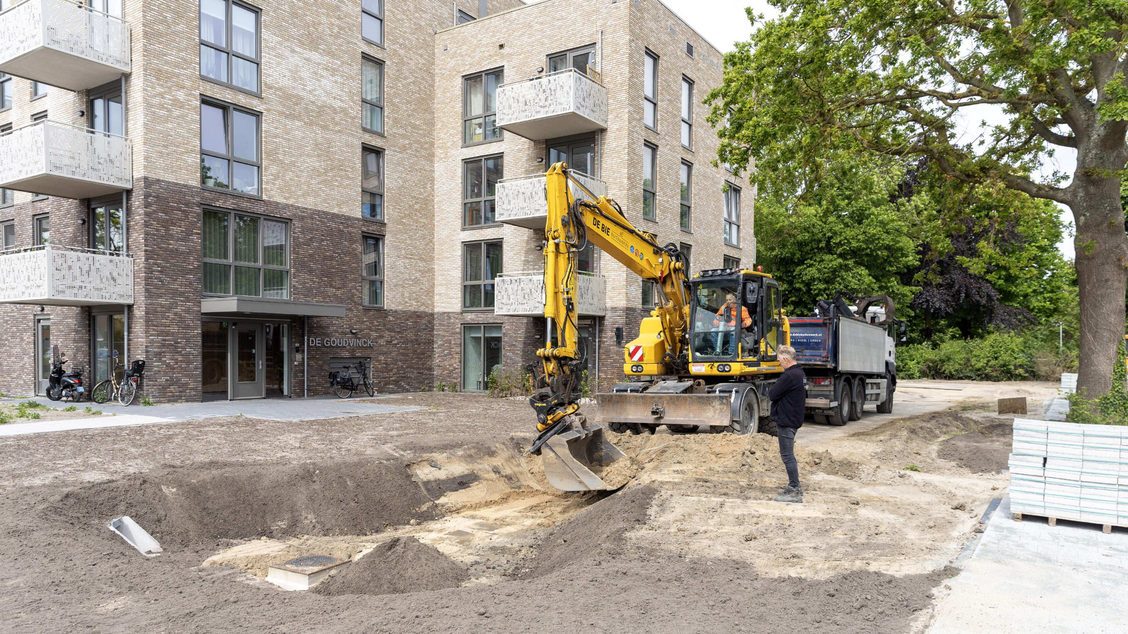 Excavation underway for water storage: Wadi at Beatrix van Dongenstraat for extreme rainfall in Heemskerk