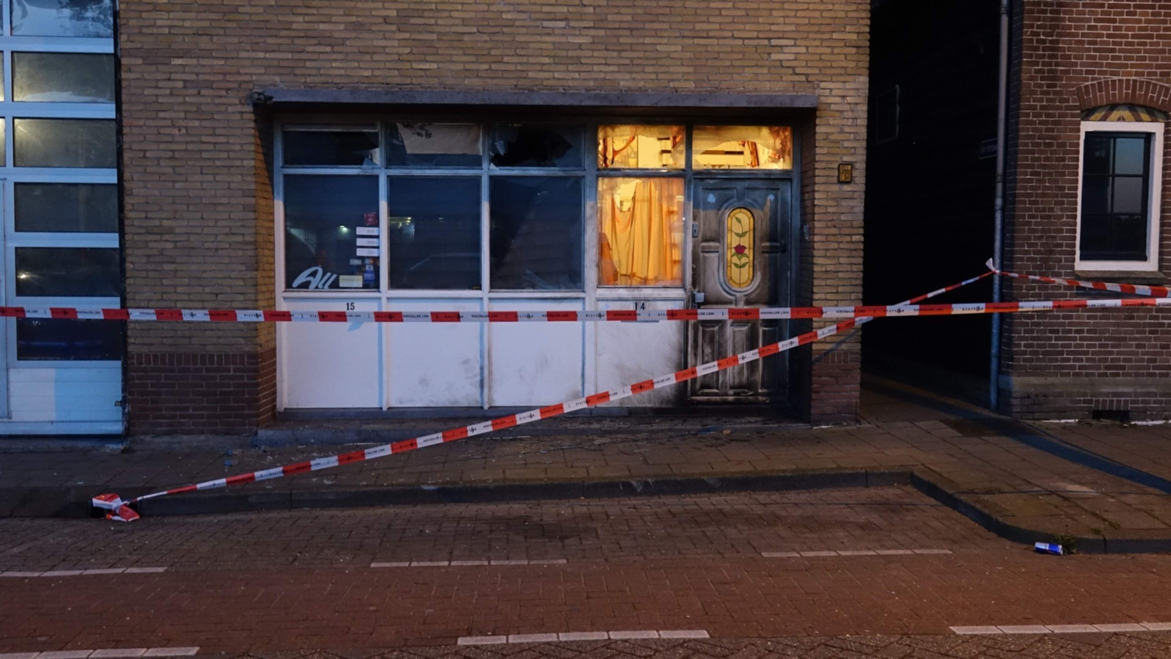 Explosie bij pand in Wormerveer: vermoedelijk flessen met brandbare vloeistof bij voordeur tot ontpl