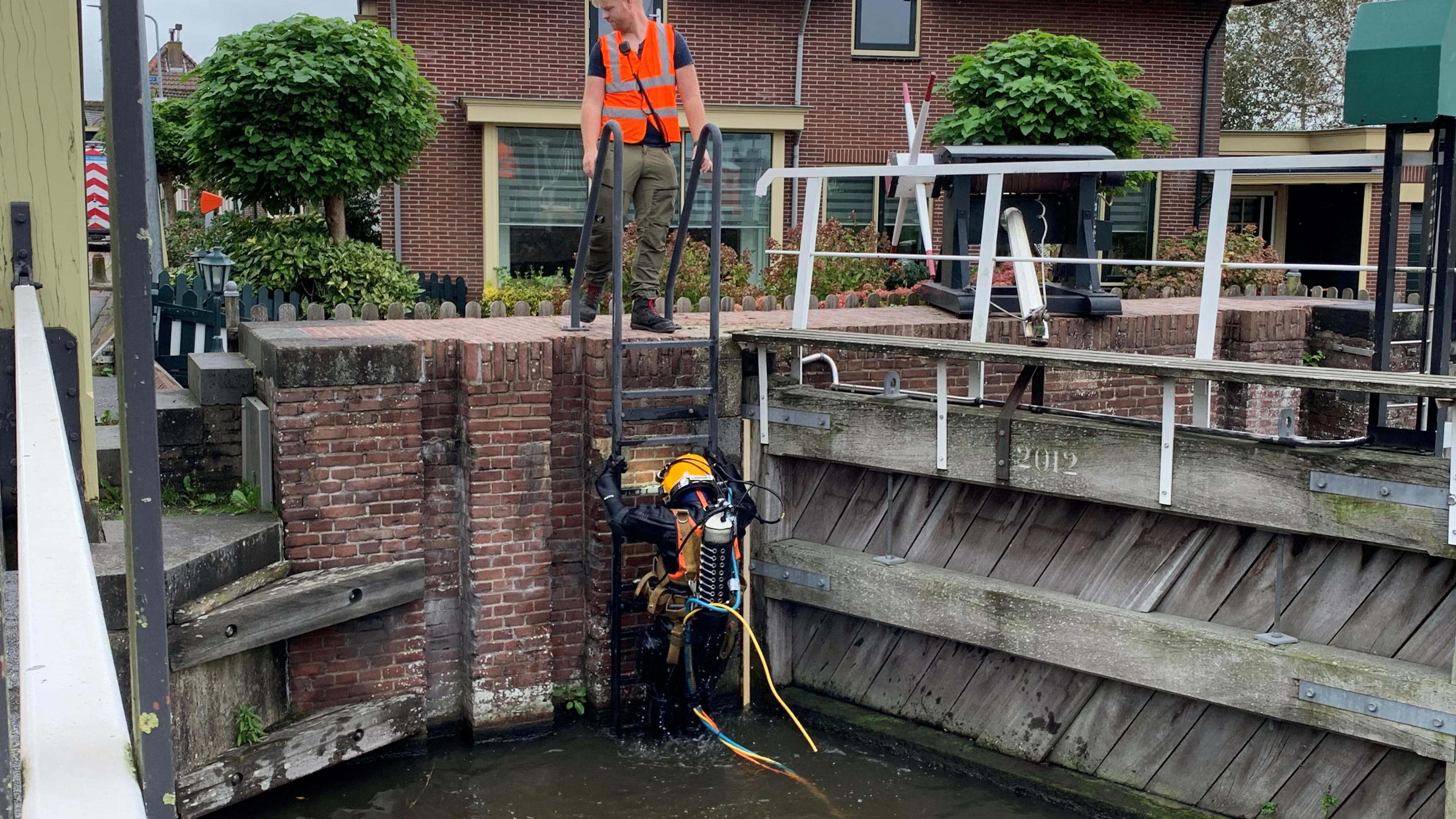 Plons! Inspectie sluiskolk bij Rustenburg een klus voor duiker en timmerlieden
