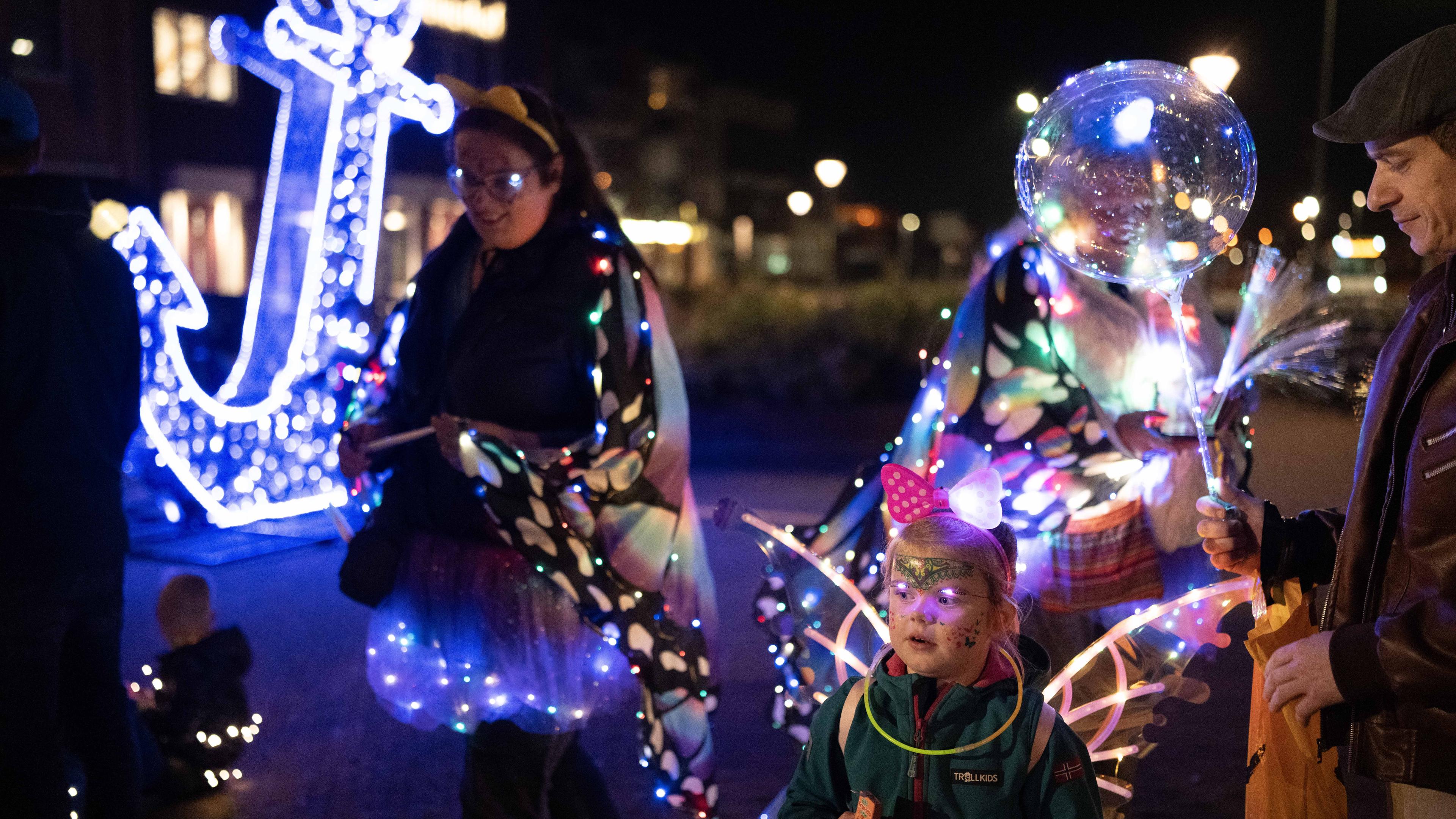Lichtjesloop Den Helder is razend populair. Dit jaar een recordaantal van 1500 deelnemers