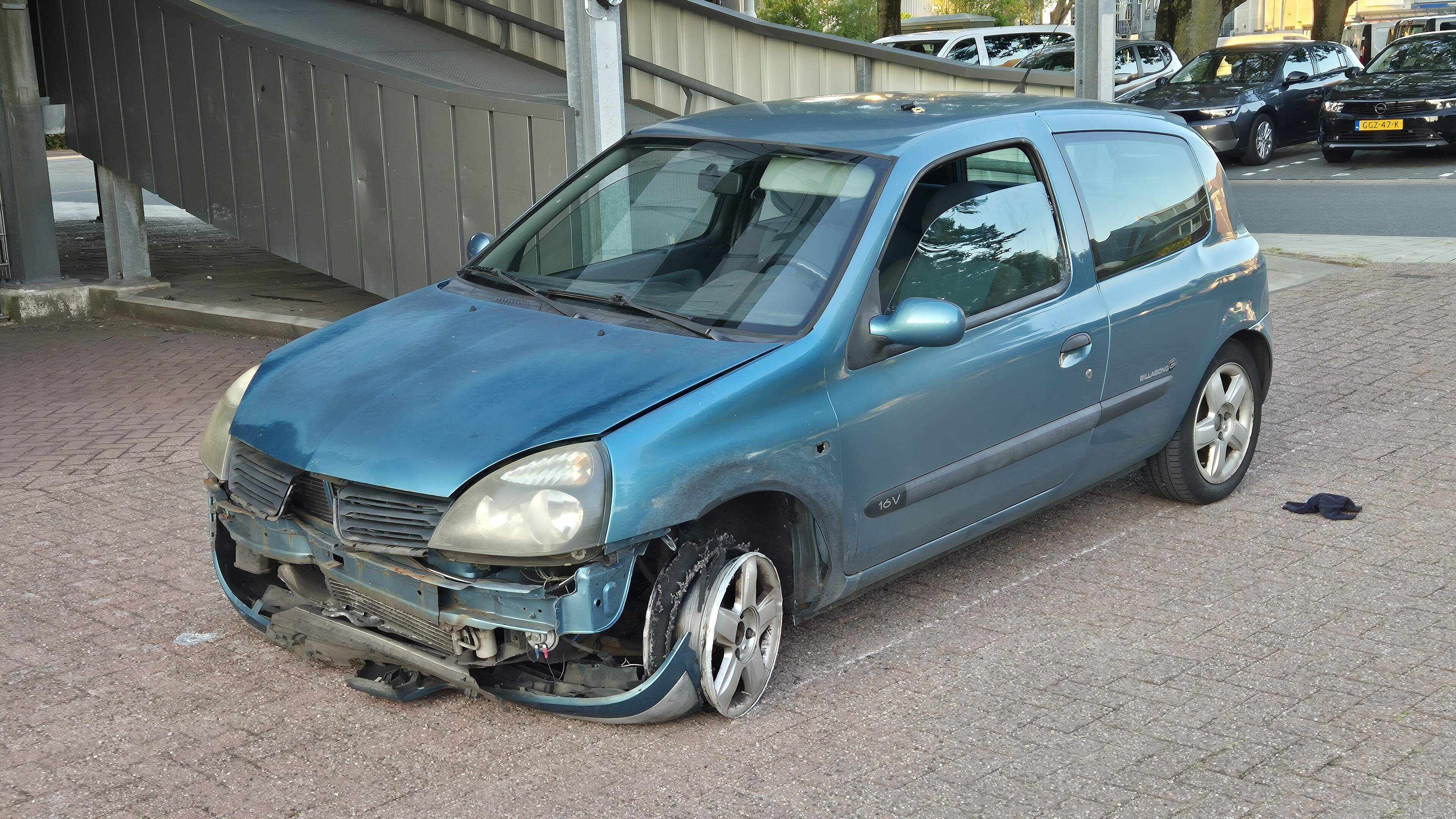 Auto onder neus van eigenaar gejat en kapotgereden van Zaandam naar Wormerveer