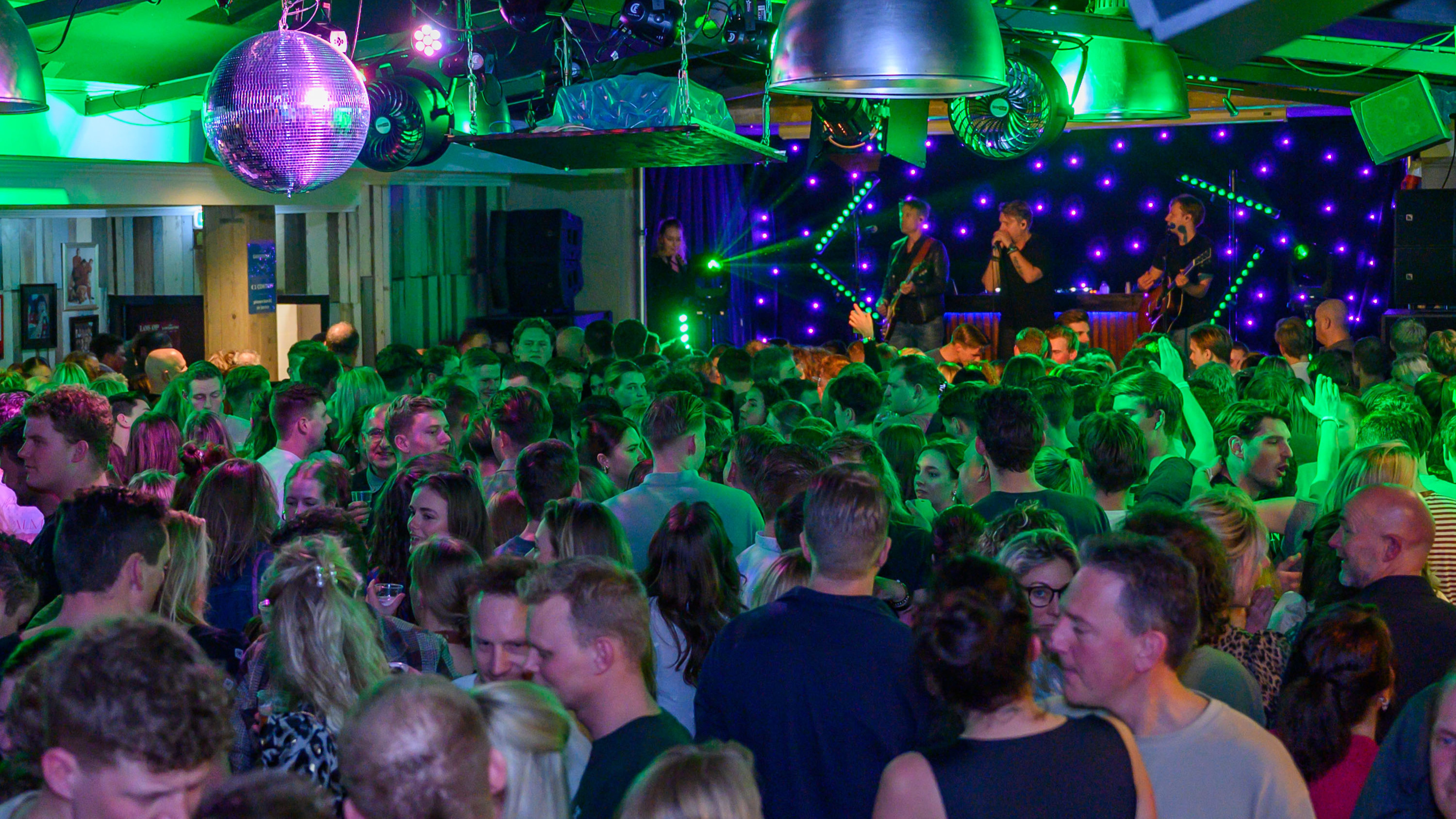 Steeds grotere namen laten bezoekers op zondag ’losgaan’ in d’Ontmoeting in De Goorn. ’Het is het to