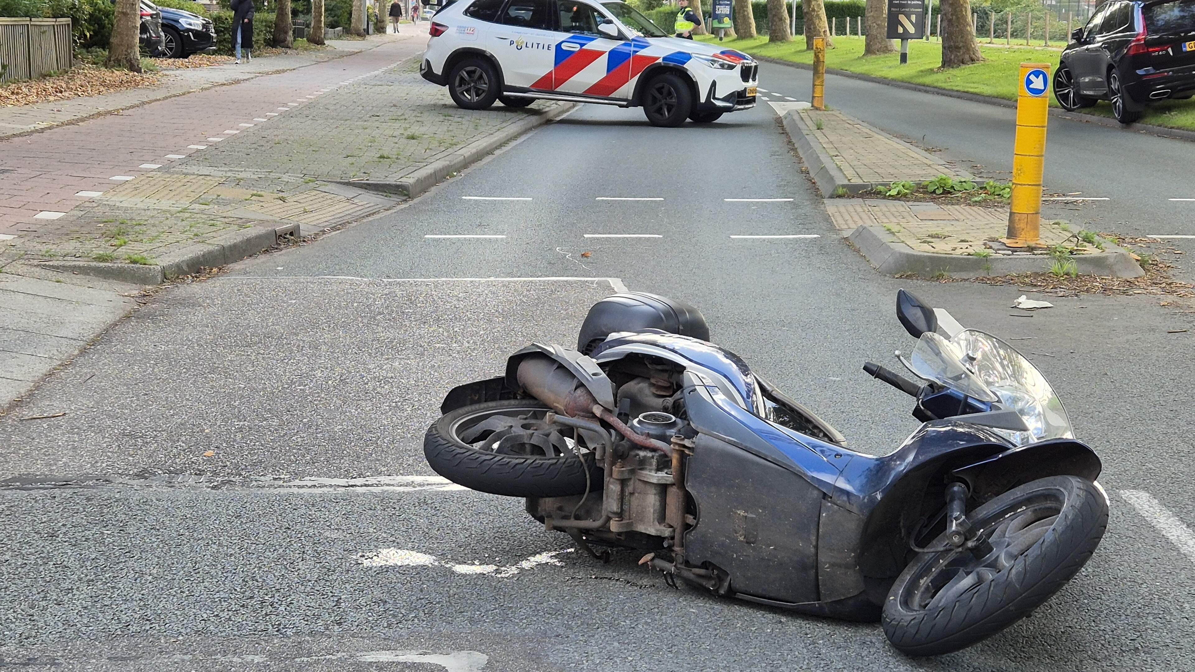 Scooterrijdster hard ten val bij lichte botsing met auto in Wormerveer