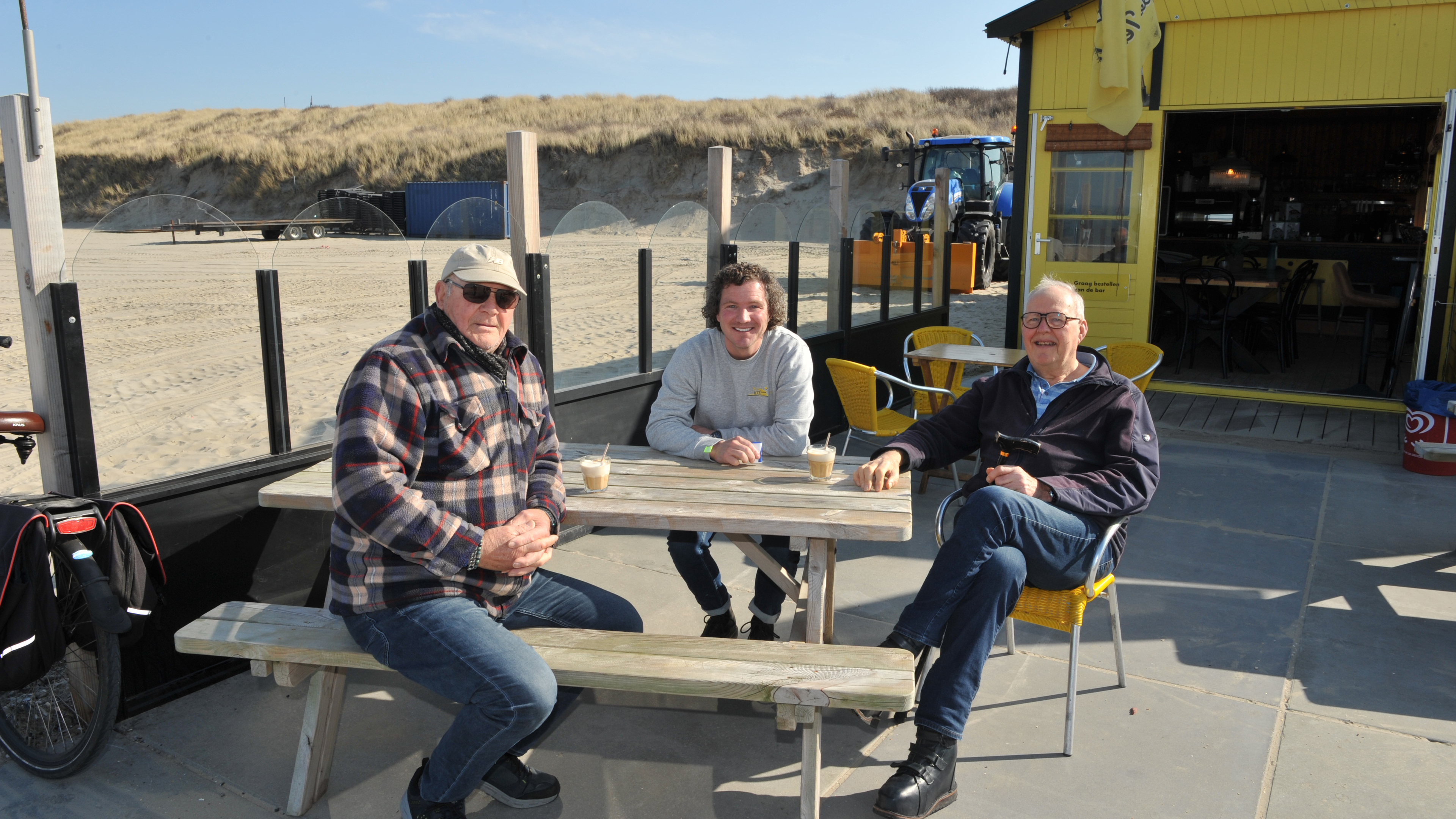 Vroeg strandweer bij ’t Gele Tentje in Wijk aan Zee: ’De koffie is hier helemaal goed. Het weer is g