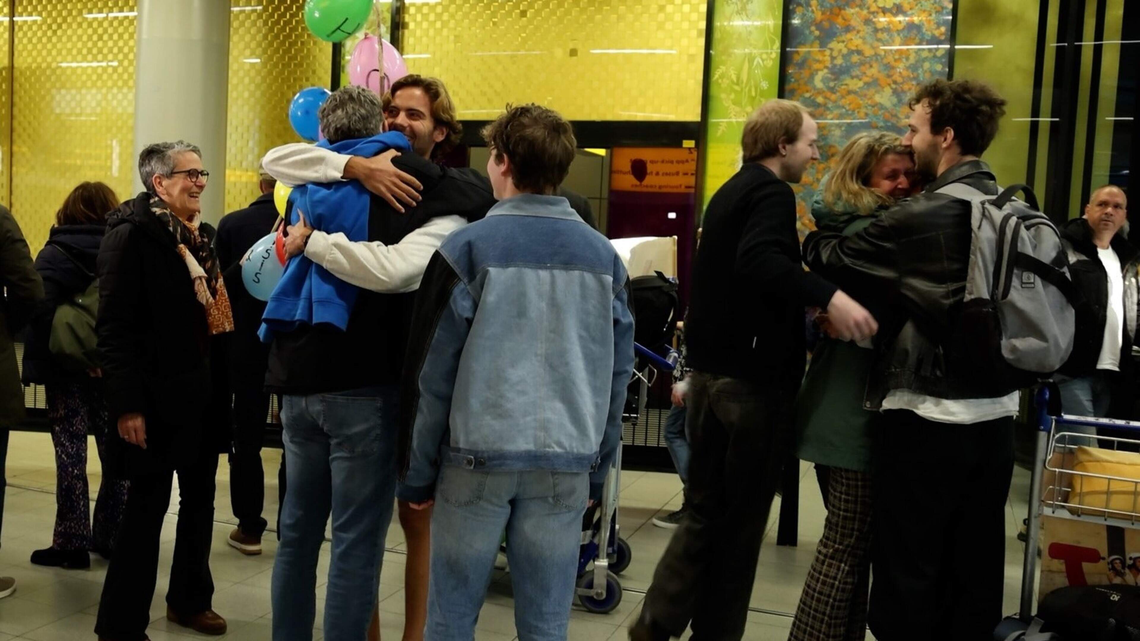 First Dutch citizens relieved to be back from Middle East. Tonio (34): 'Bombs flew over our heads. And we were there with our young children'