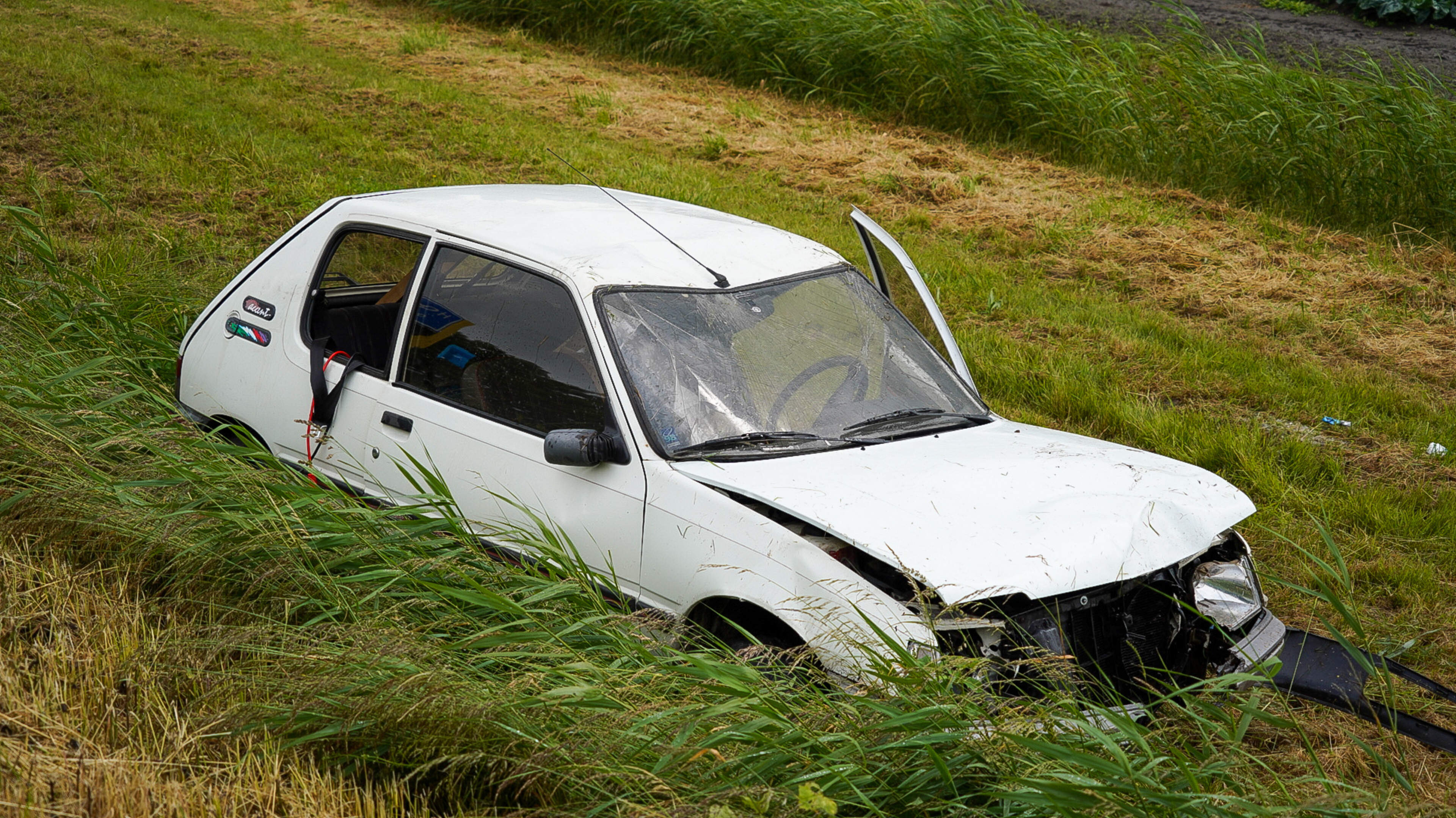Auto slaat over de kop en belandt op de kop in de berm in Hoogkarspel