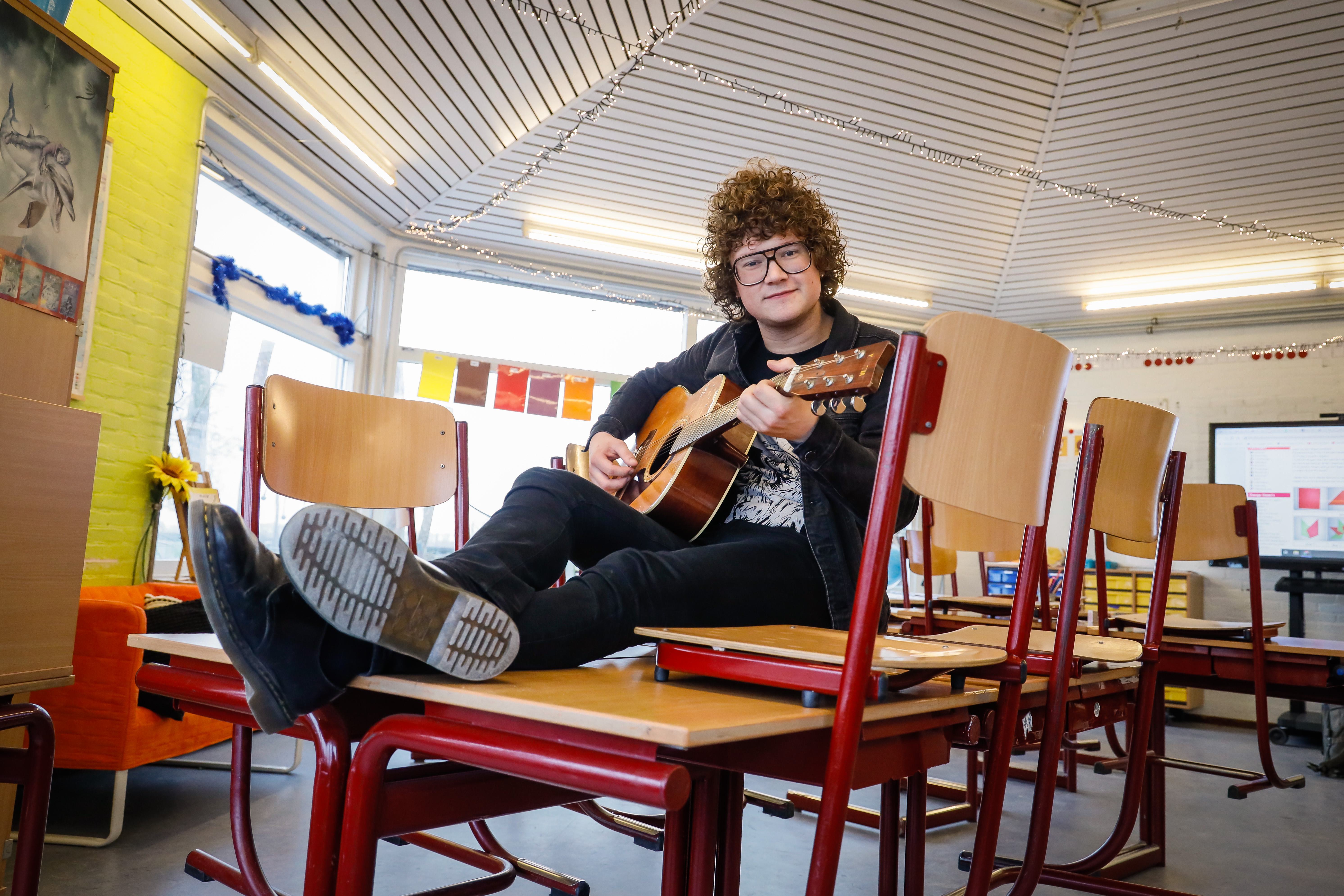 Huub (23) is drummer en onderwijsassistent: ’Ik zit wel eens op maandag met kleine oogjes in de klas