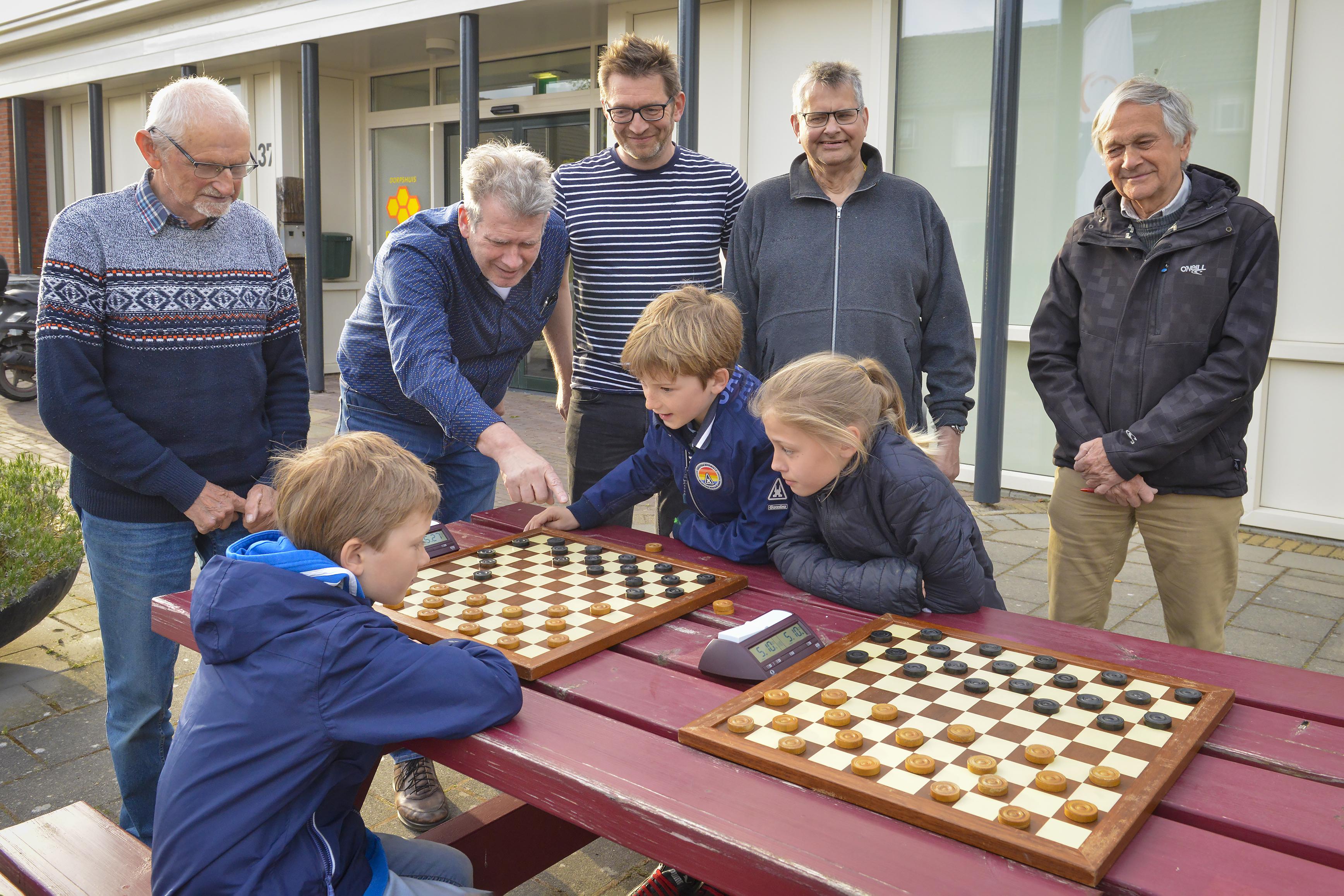 Texelaars gaan met bord onder de arm naar Oekraïnse vluchtelingen om damclub te promoten: ’Wij hebbe