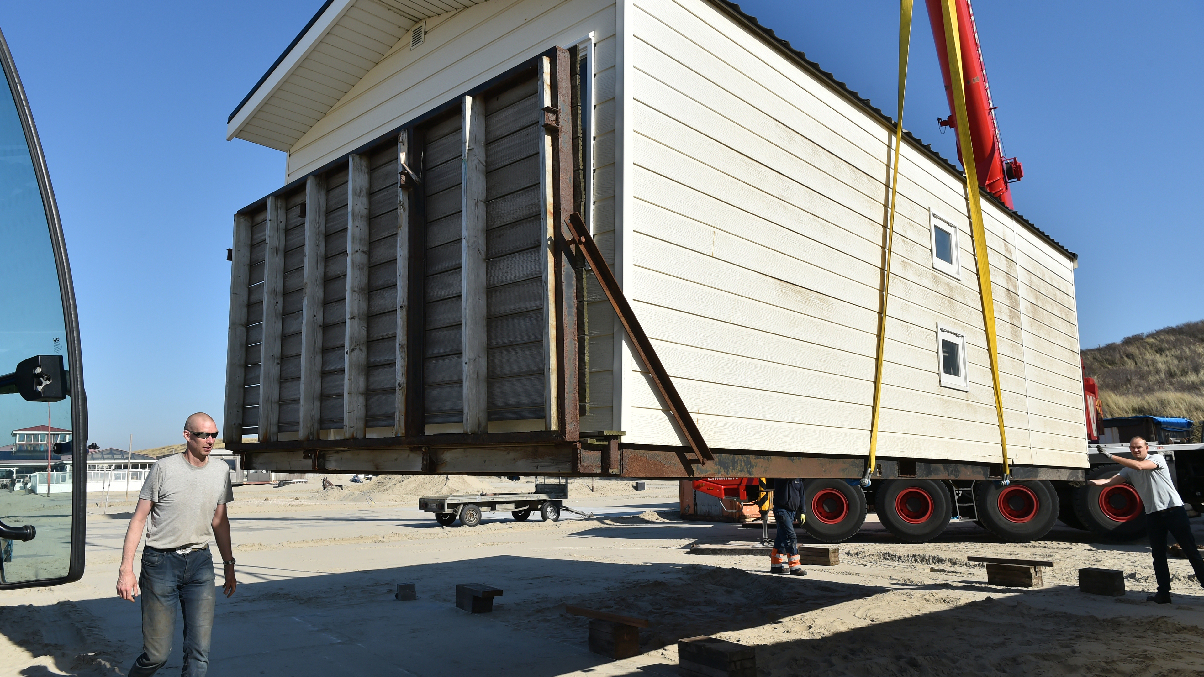Wijk aan Zee awakens: beach huts arrive one by one. 'Not long now and we'll be back'