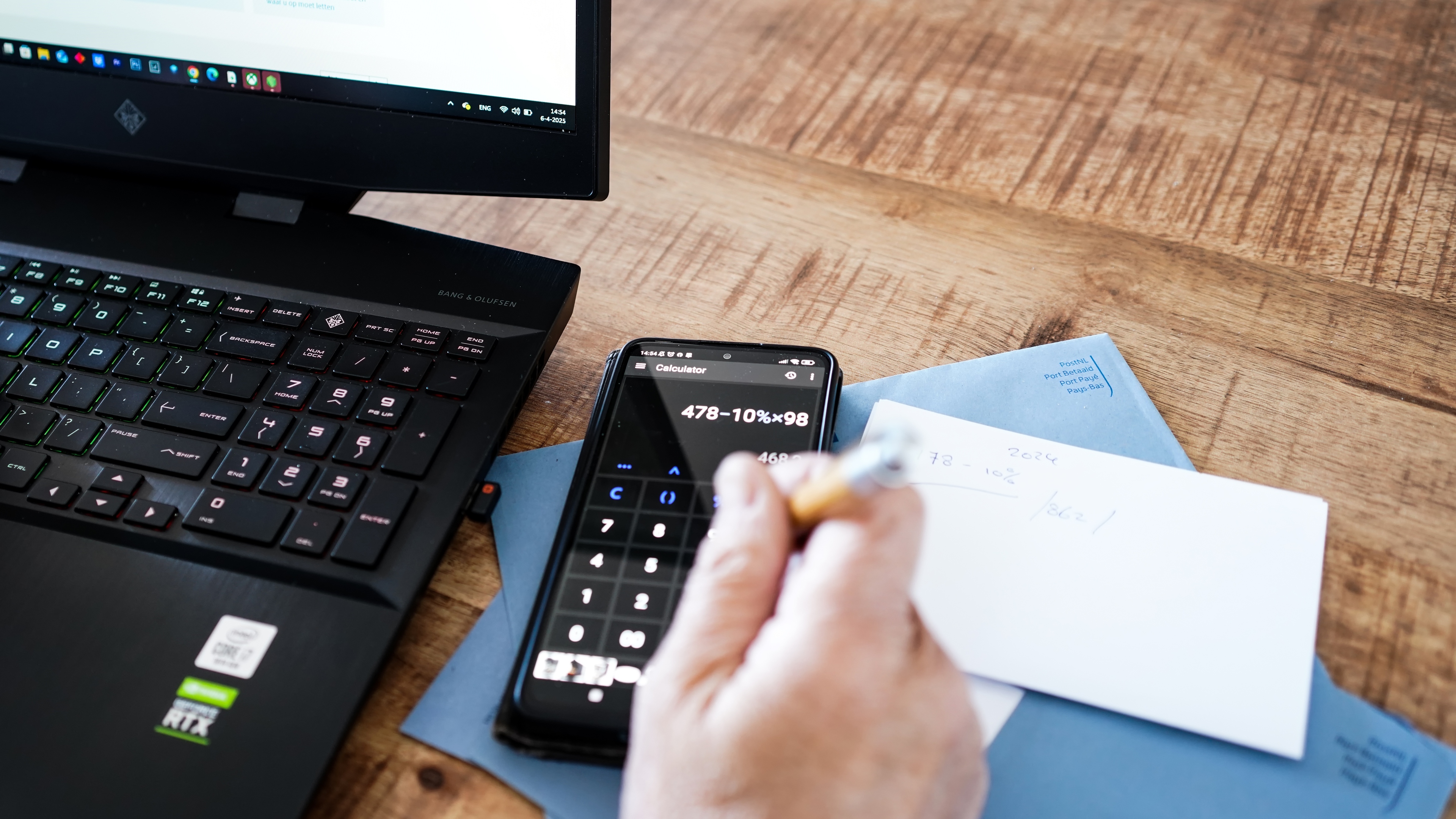 Everyone in the region can get tax return help at this Alkmaar service desk: ‘Some find it nerve-wracking to hit send’