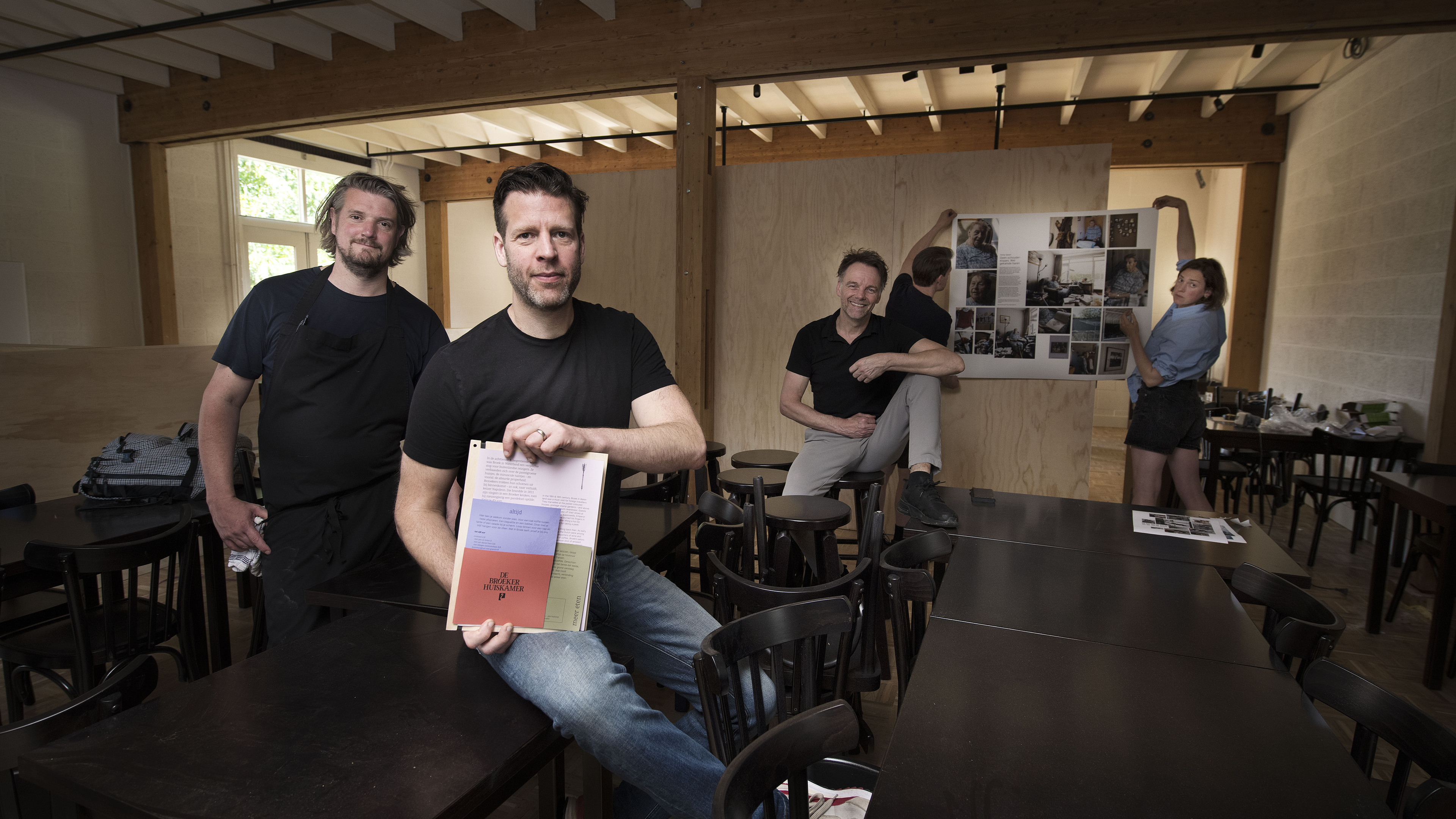 In de Broeker Huiskamer ontmoet je die dorpsgenoot naar wie je zwaait, maar van wie je geen idee heb