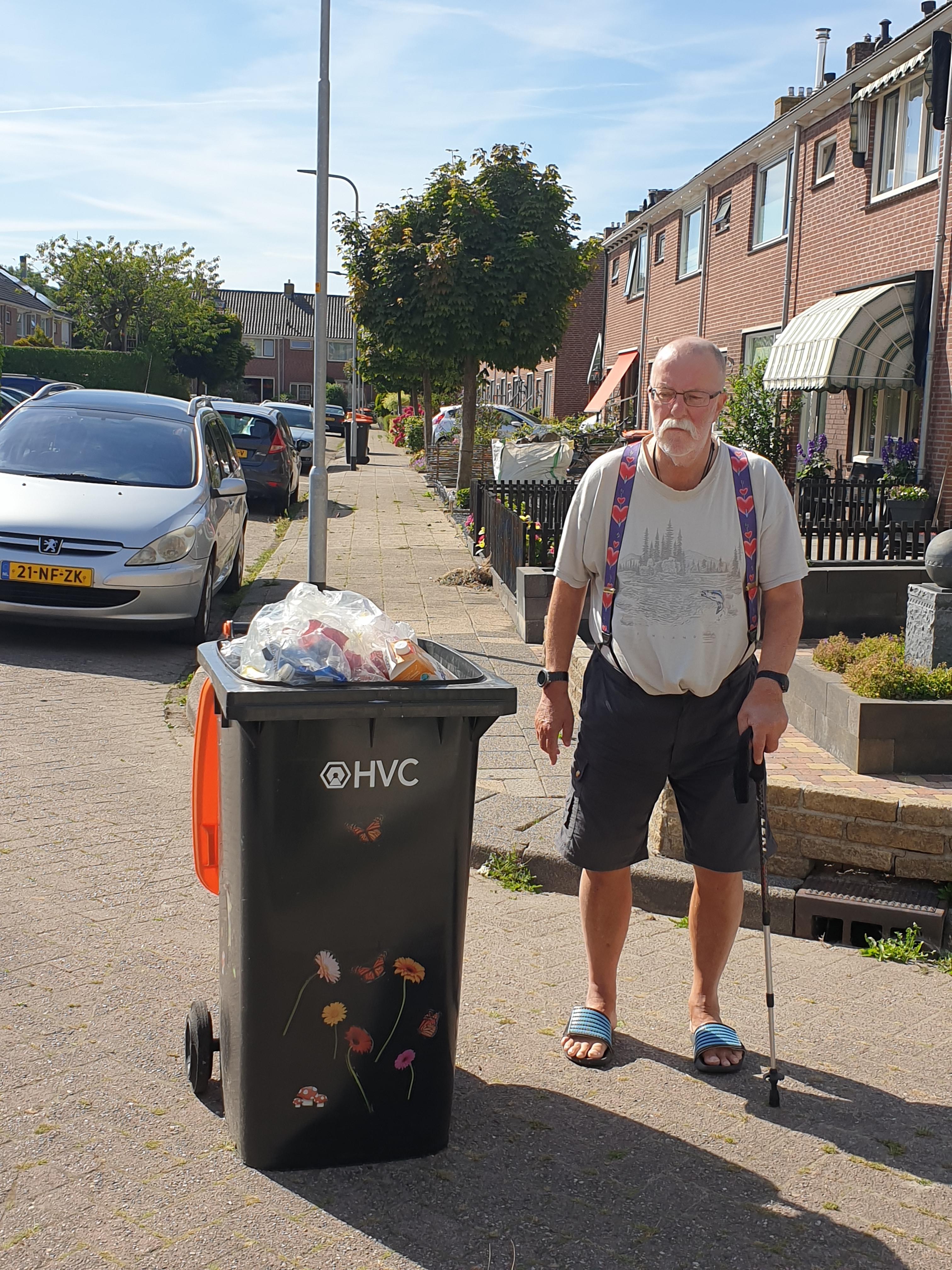 Vuilniswagen gehinderd door bestelbusjes; straat in Westwoud blijft met afval zitten