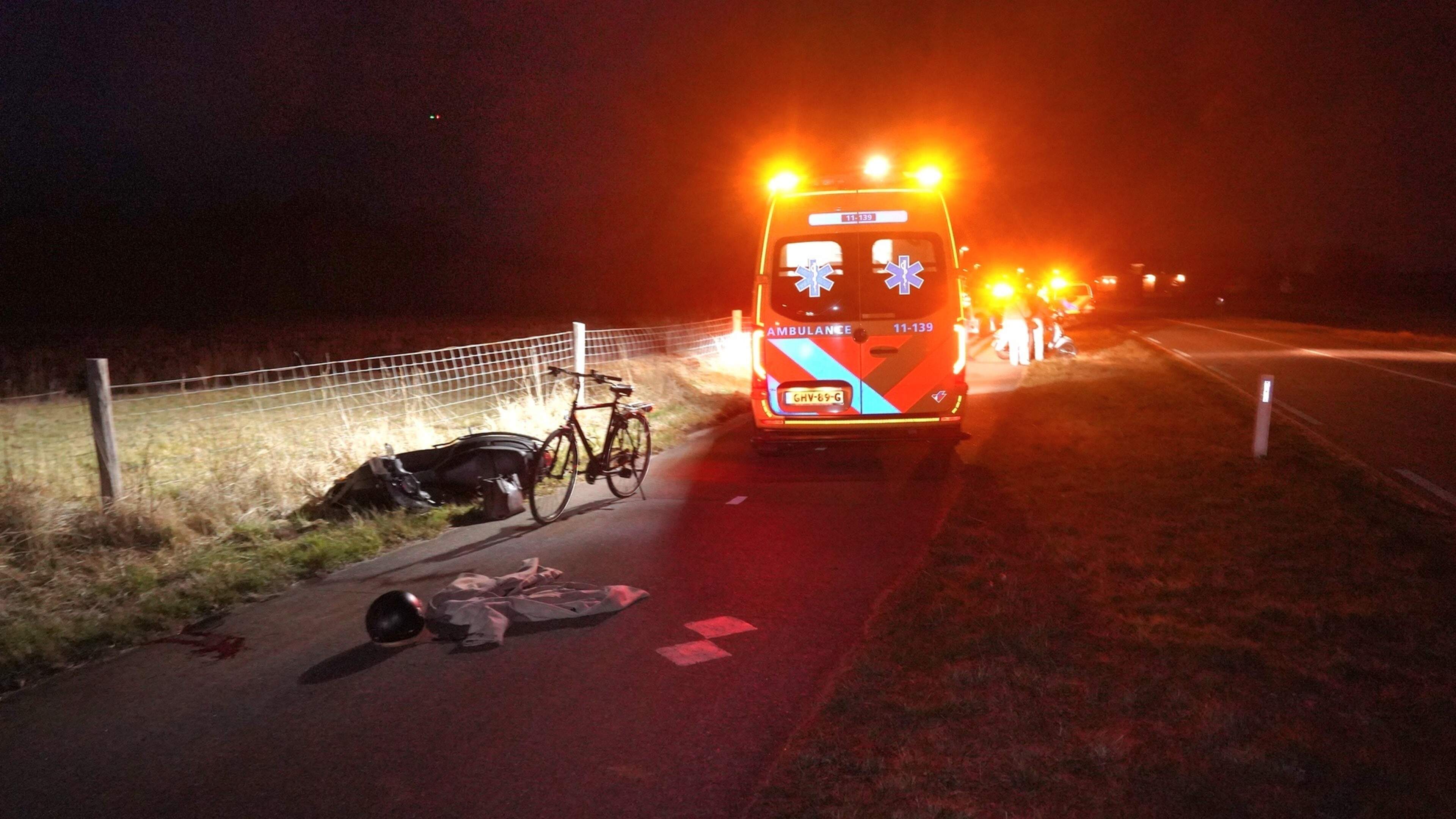 Scooterrijdster gewond bij frontale botsing met andere scooter in Bakkum