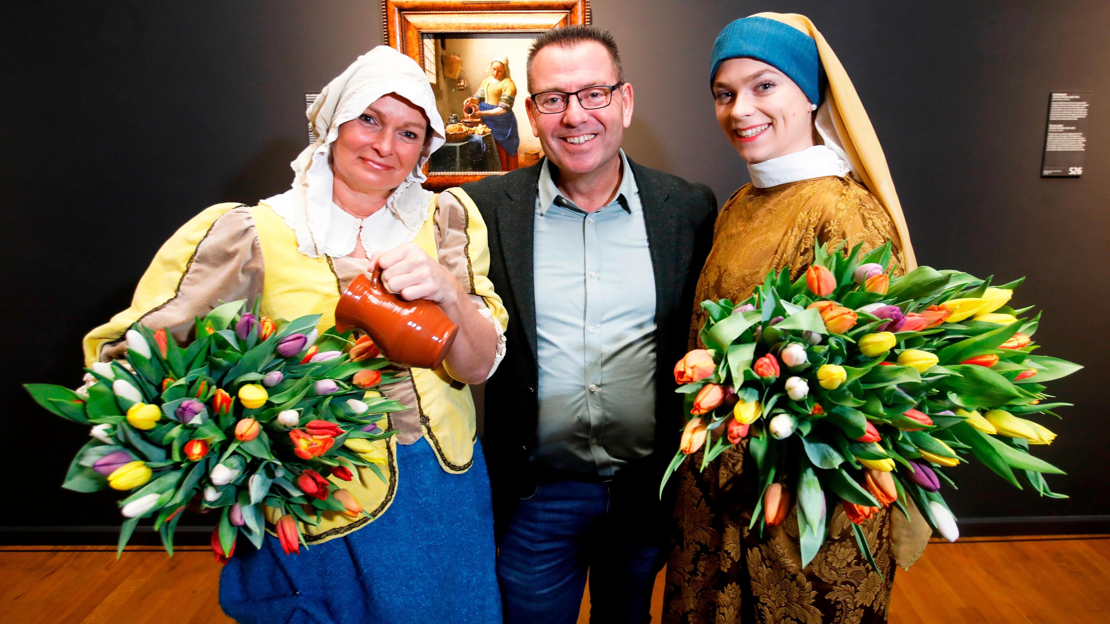 Melkmeisje en Meisje met de Parel sluiten Spierdijker Arjan Smit in hun armen. Iconen van de schilde