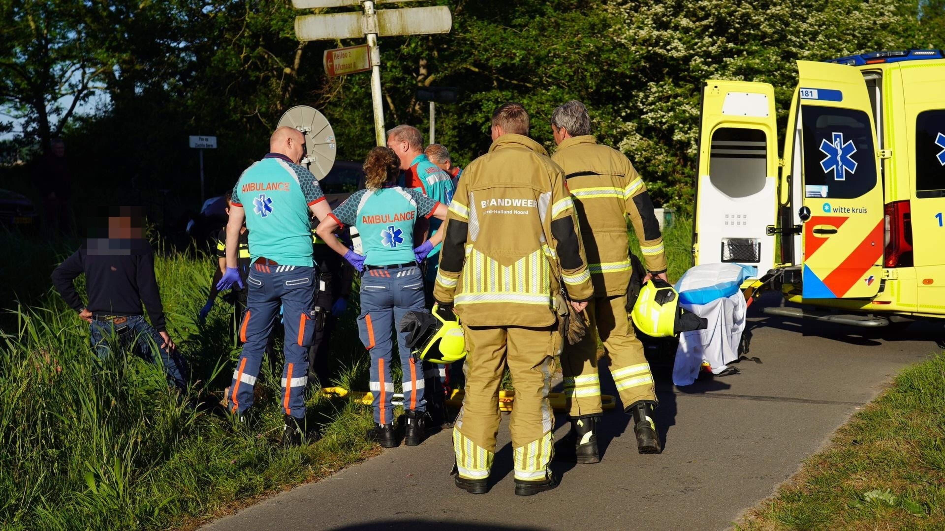 Aanrijding tussen auto en scooter in Egmond aan den Hoef