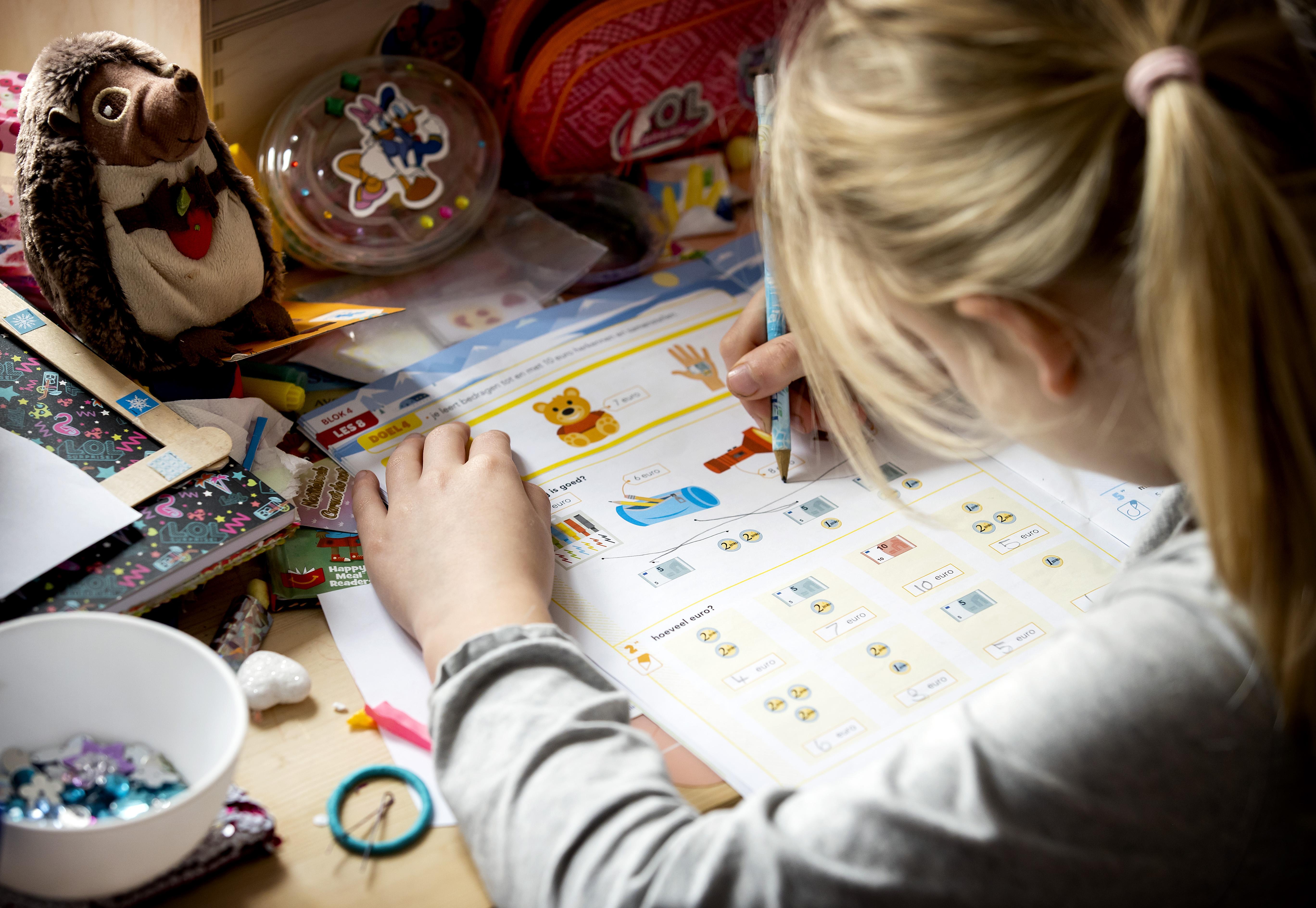 Hoekstra: basisscholen in principe open in tweede week februari. Andere