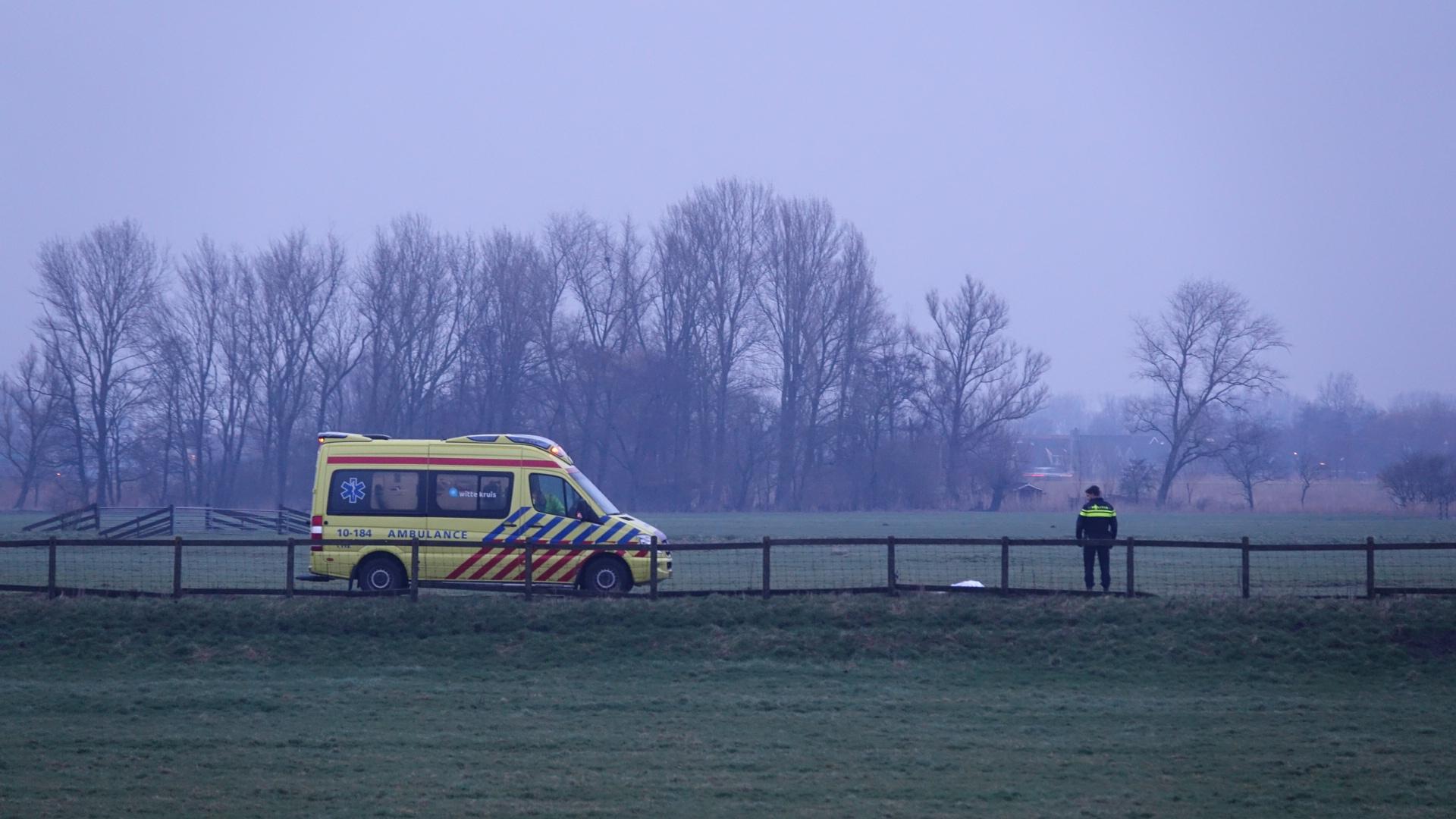 Voorbijganger ontdekt overleden persoon (80) in sloot Oost-Graftdijk