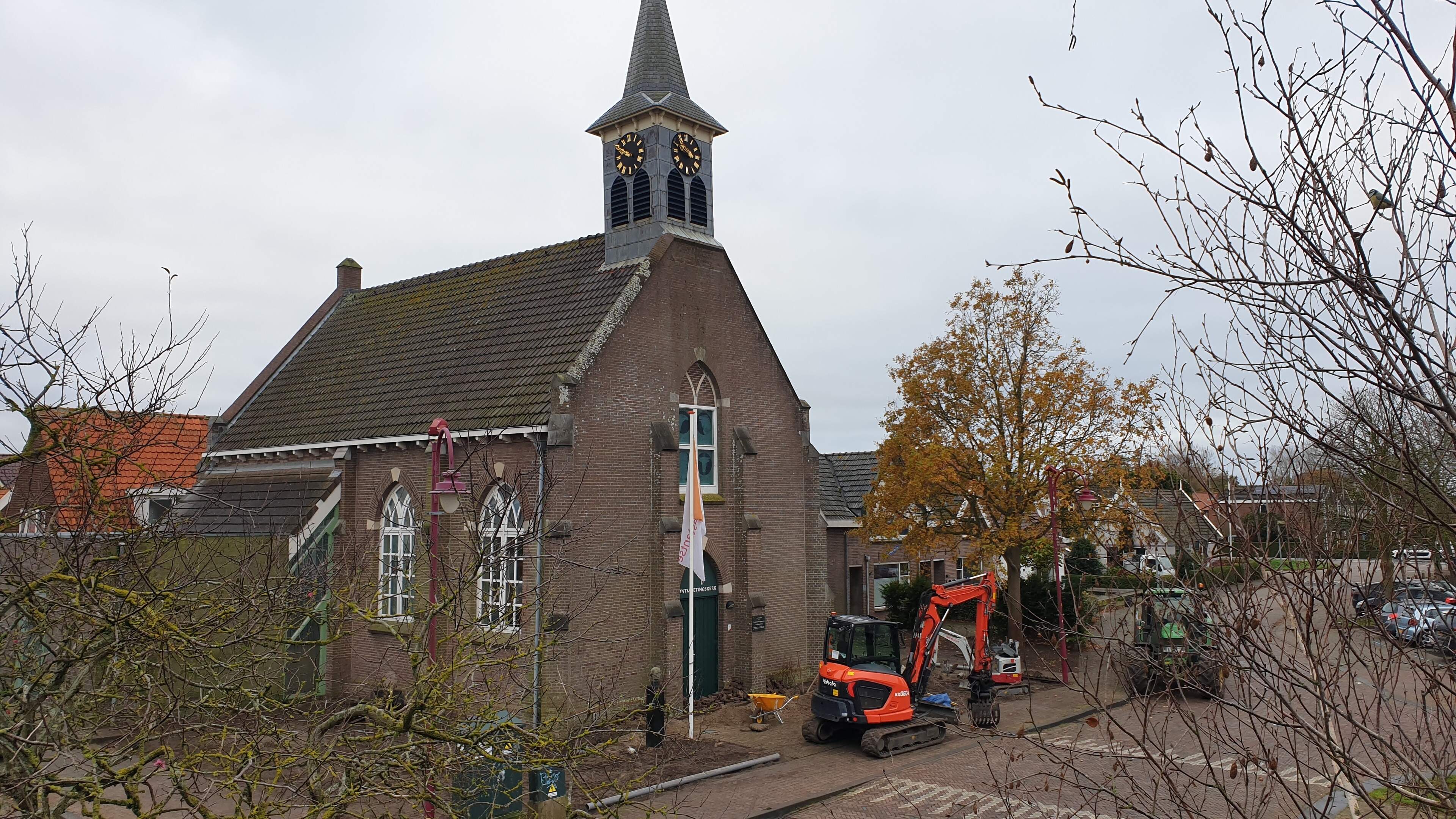 Metamorfose voor tuin rond Ontmoetingskerk aan het Loopuytpark in Julianadorp. ‘Kerk moet weer een b