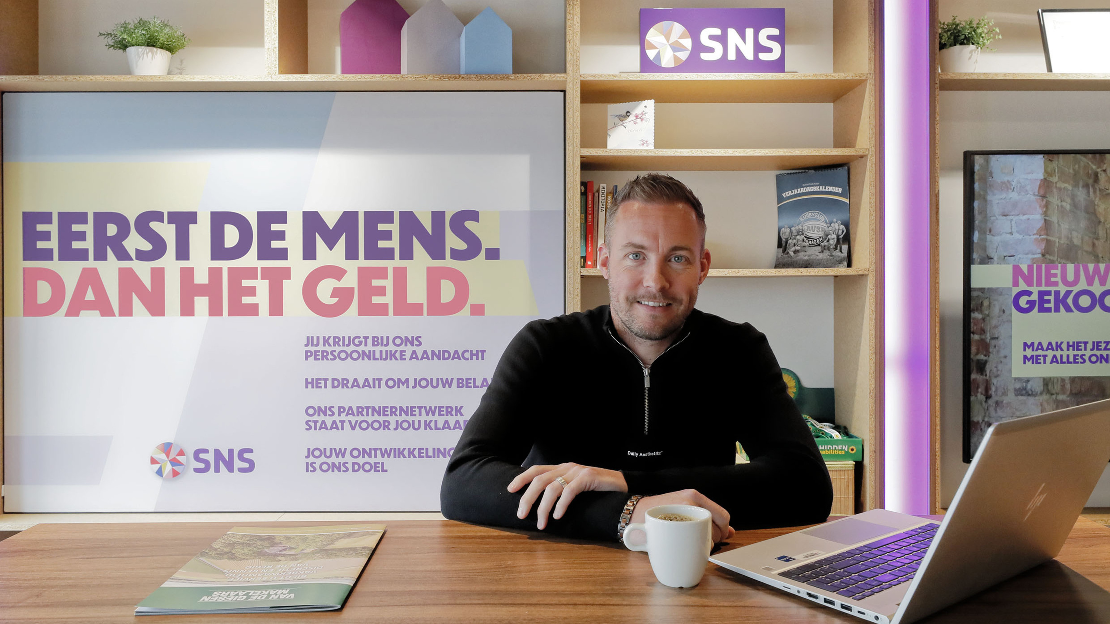 Terwijl banken overal filialen sluiten, opent SNS een kantoor in Wieringerwerf. ’Grote banken preten