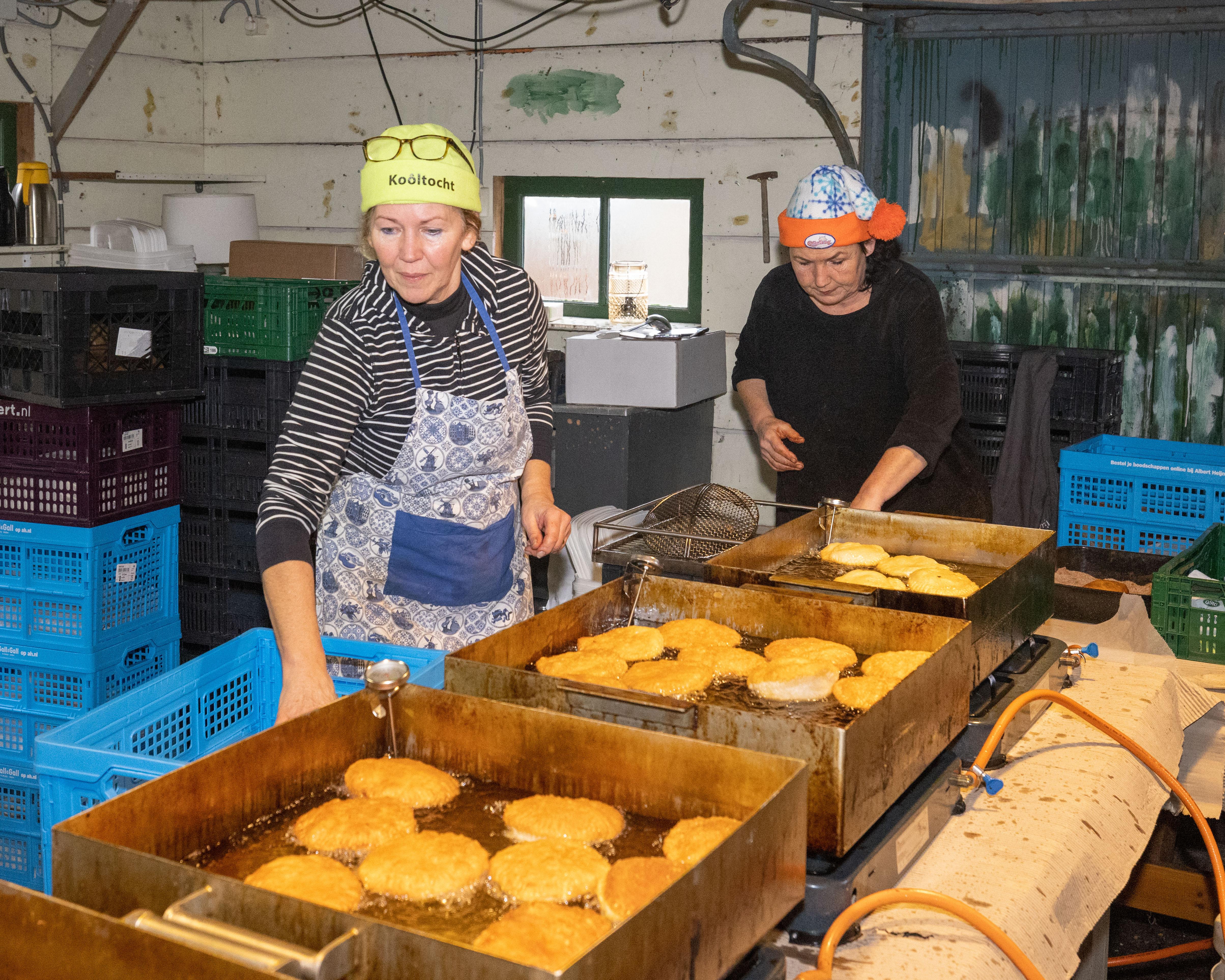 Vrijwilligers van IJsclub Aartswoud dagenlang in touw om clubkas te spekken: ’Onze oliebollen zitten