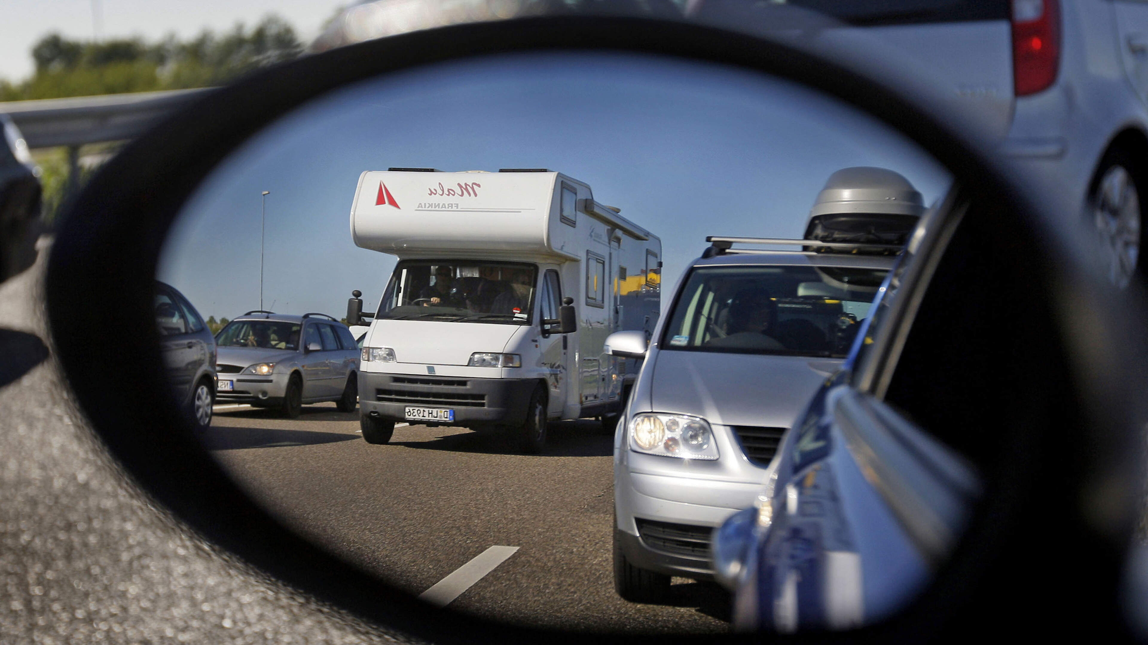 Scammers use these cunning tricks in holiday countries: beware of ‘free’ money on your windshield