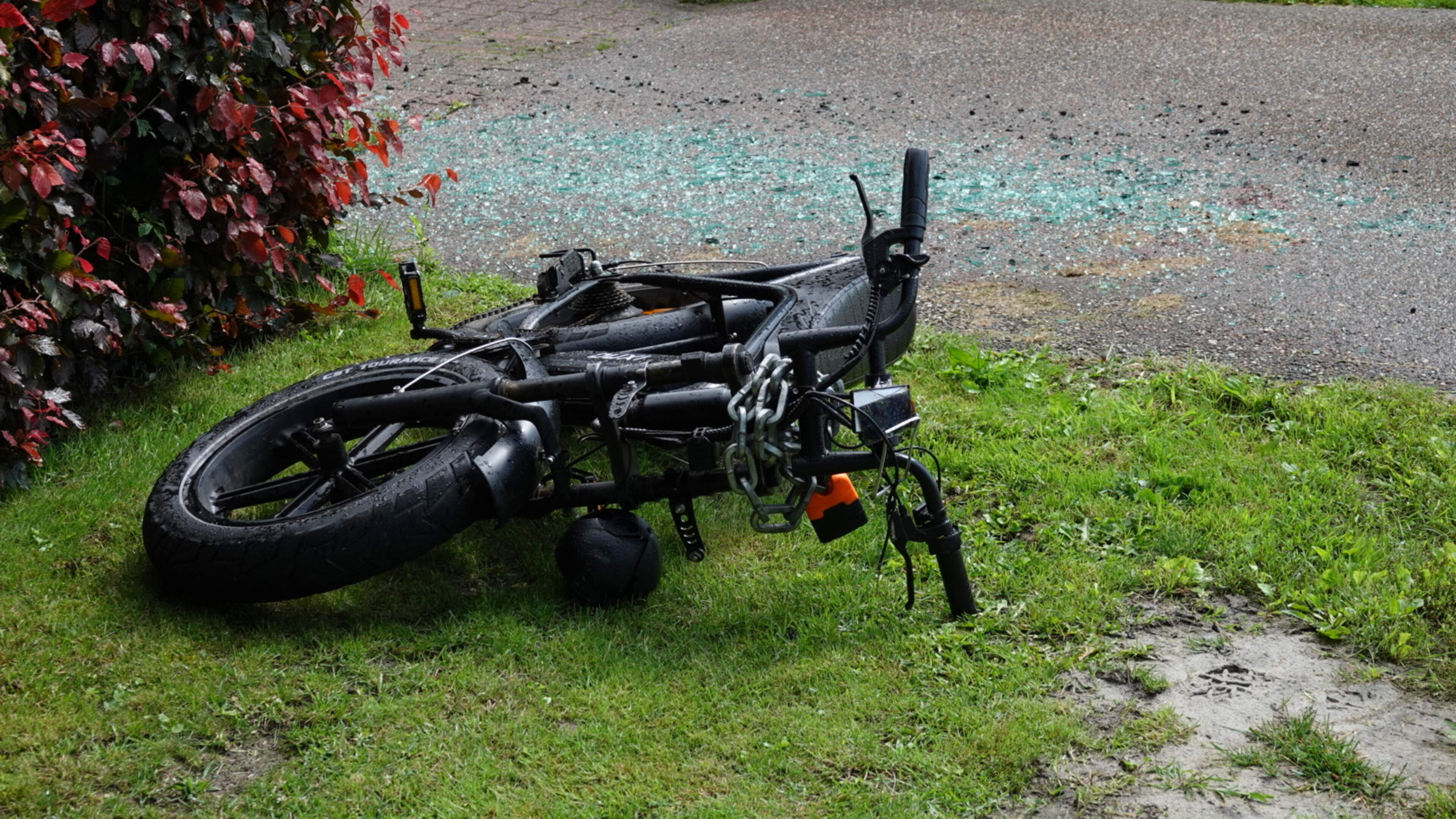 Fatbiker met spoed naar ziekenhuis na botsing met taxibusje in Zuidoostbeemster