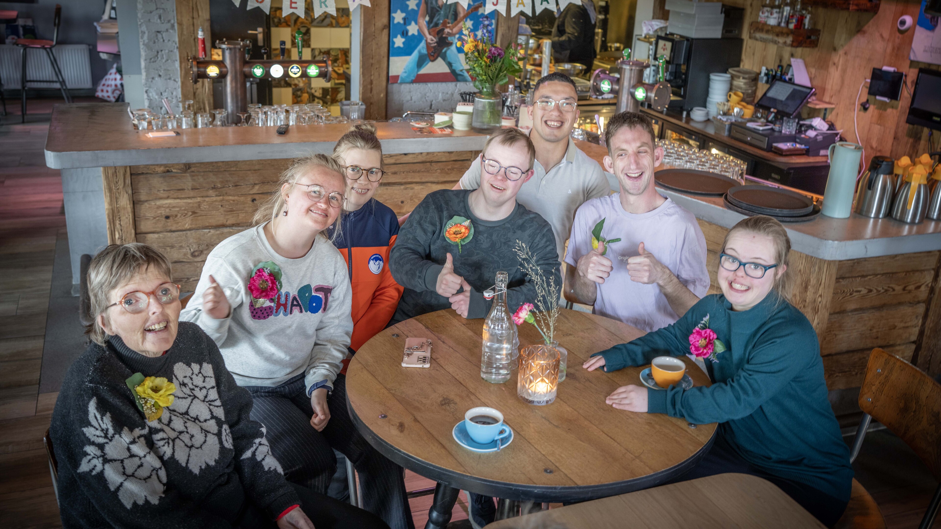 Taart, limonade en voor iedereen een mooie corsage. Tien jaar Prachtwerk in De Klok in Warmenhuizen