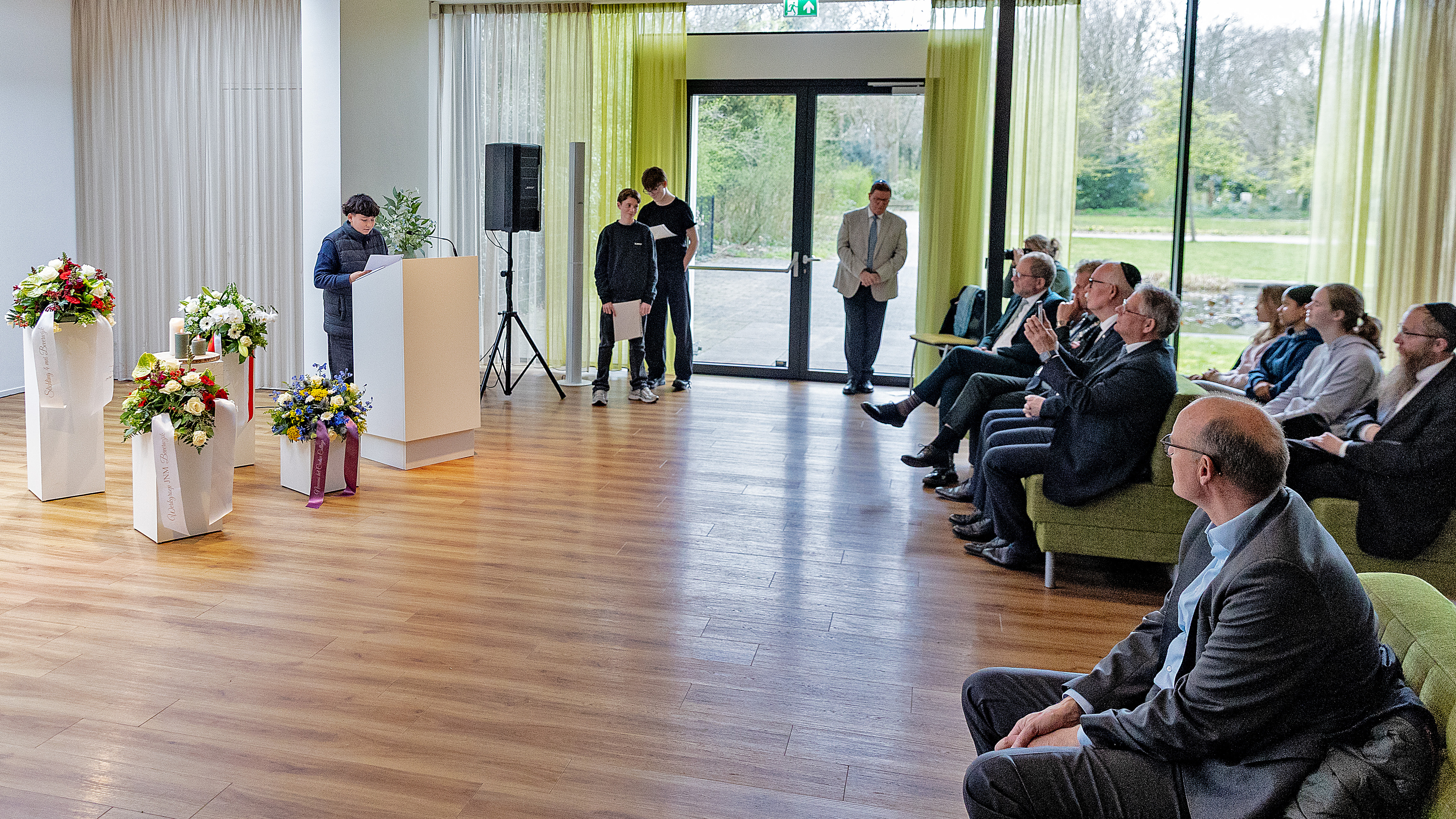 99 names: Duinrust auditorium falls silent during impressive tribute at Jewish monument in Beverwijk