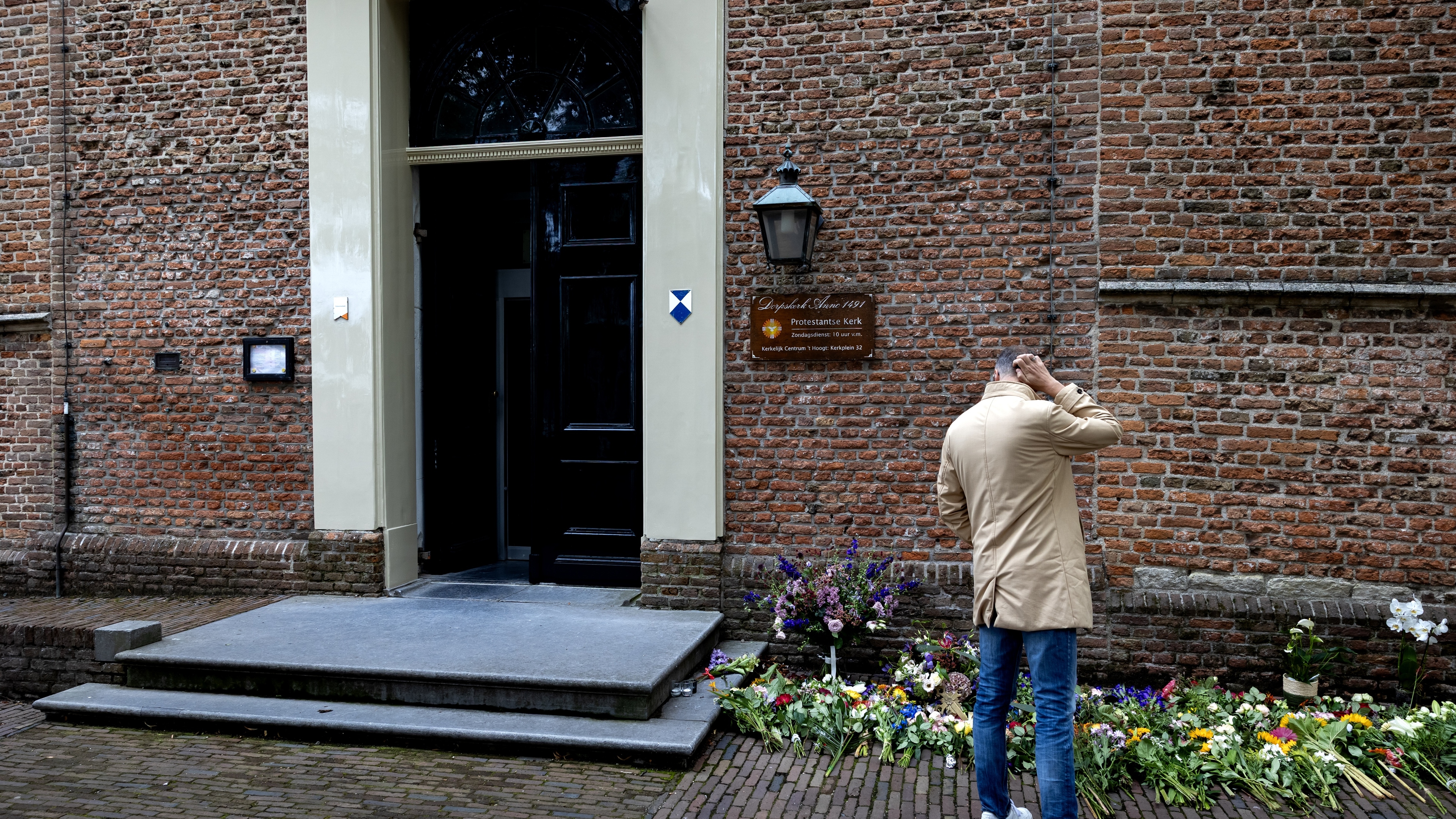 Bloemenzee in Abcoude om Lisa (17) te herdenken: ’De enige die schuld heeft is de dader’