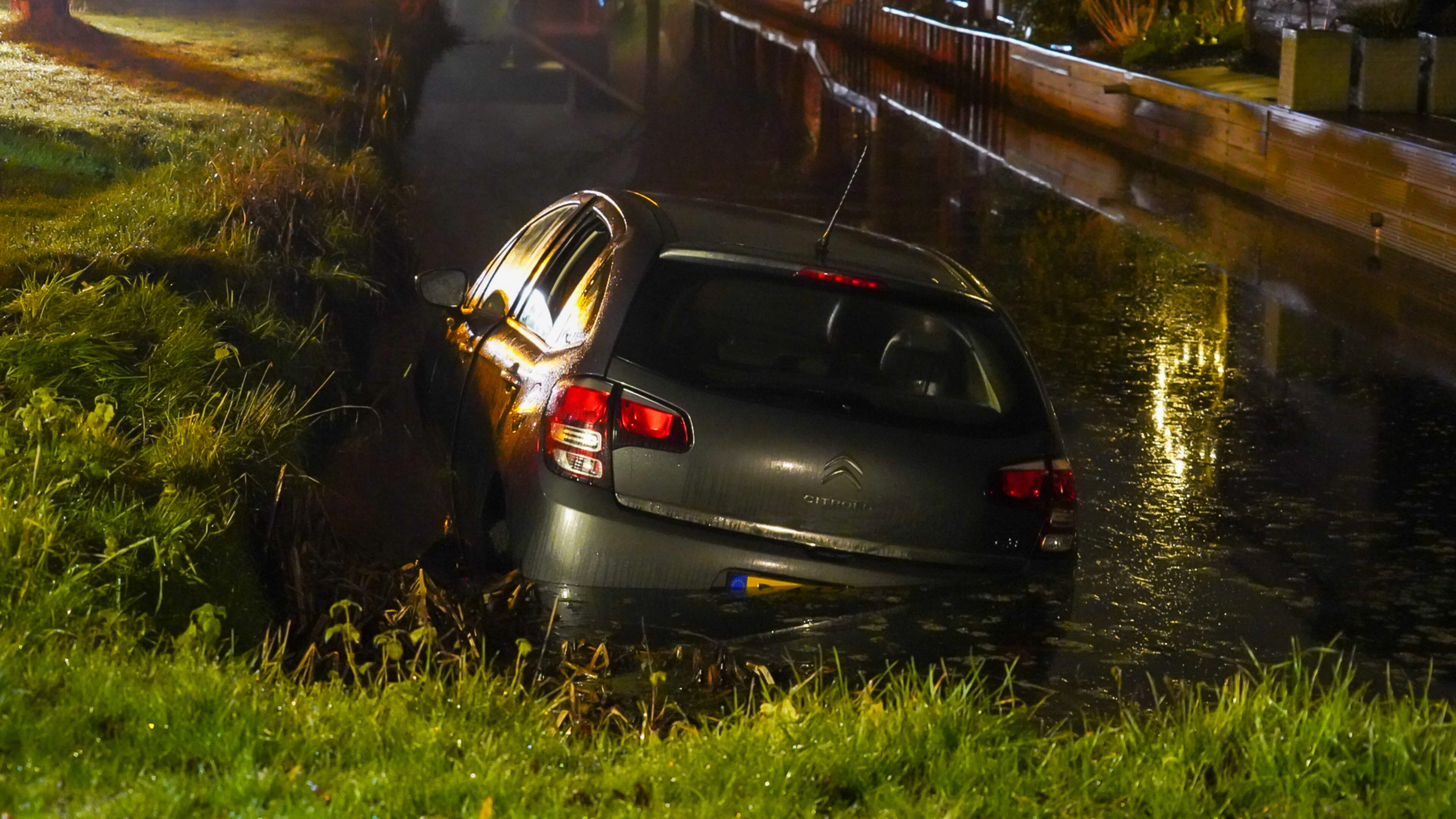 Auto belandt in sloot Wervershoof, bestuurder slaat op de vlucht