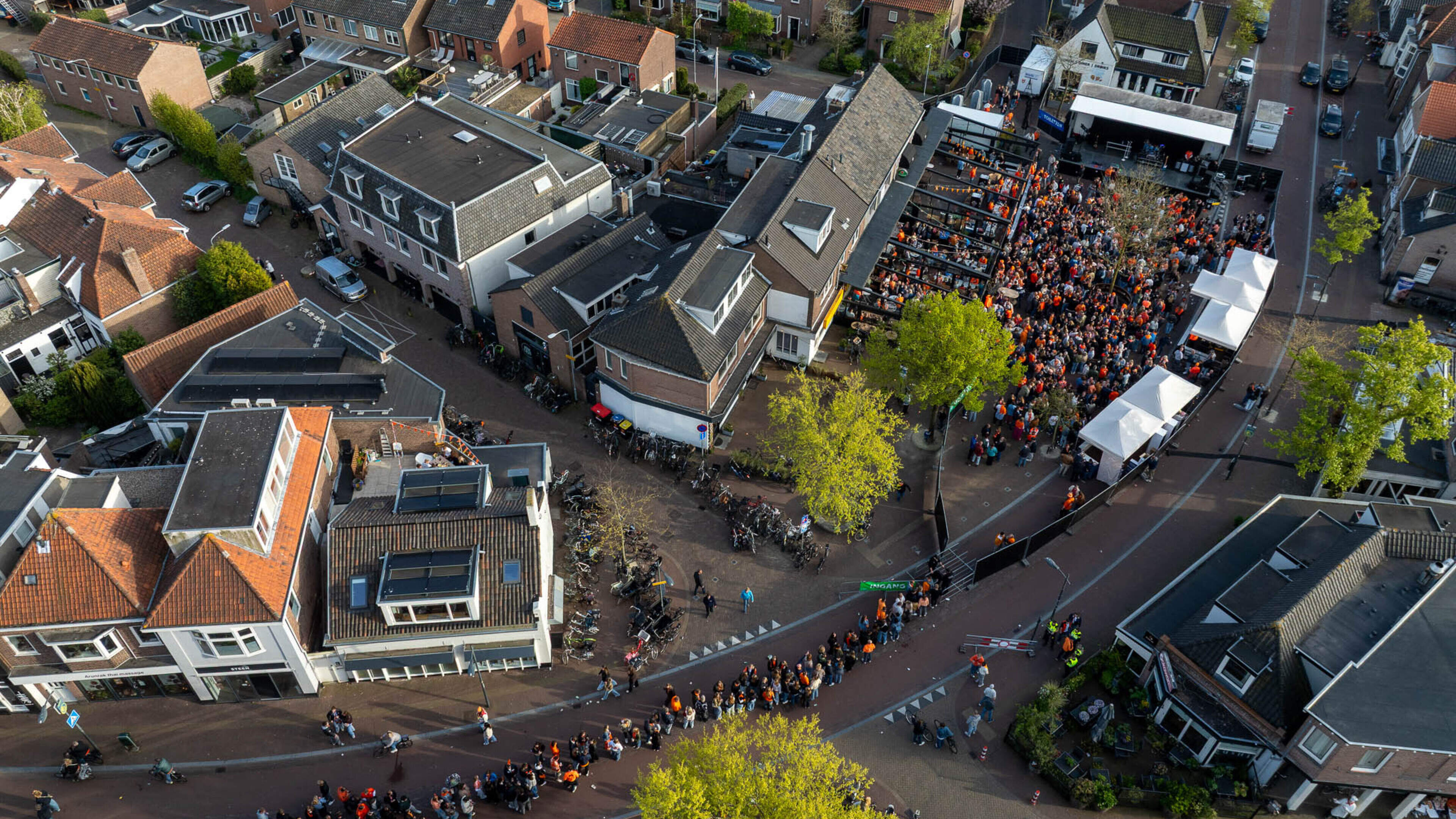 Long queue in Castricum and public urinators caught in Heemskerk. King's Day passed quietly in the region