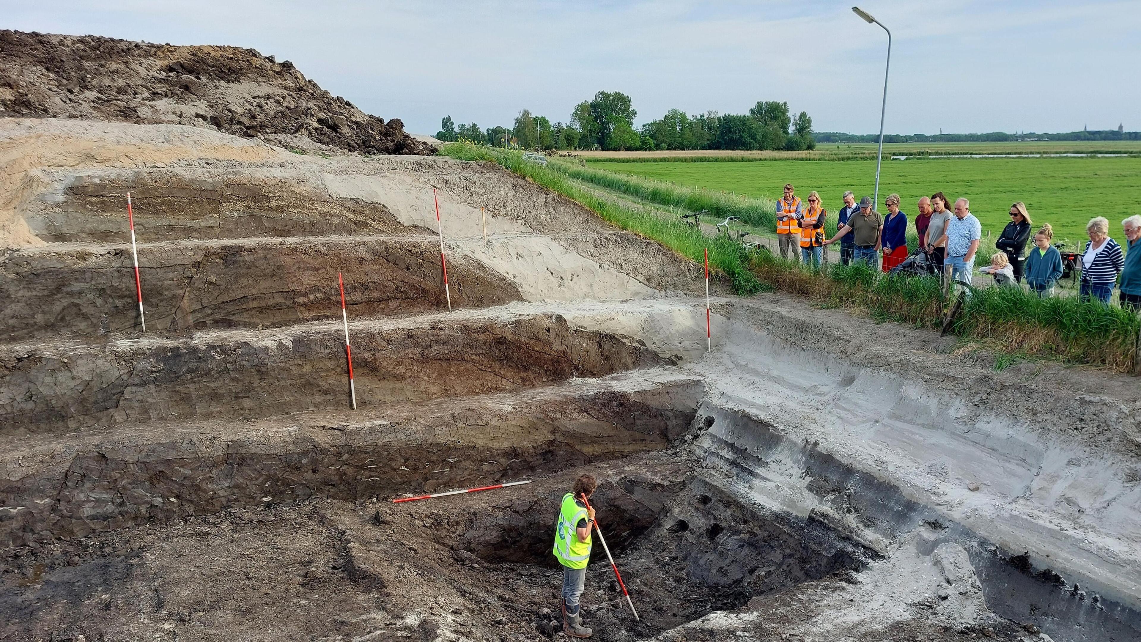 Dwarsdoorsnede iconische Omringdijk blootgelegd. Historische waterkering biedt uniek inkijkje voor p