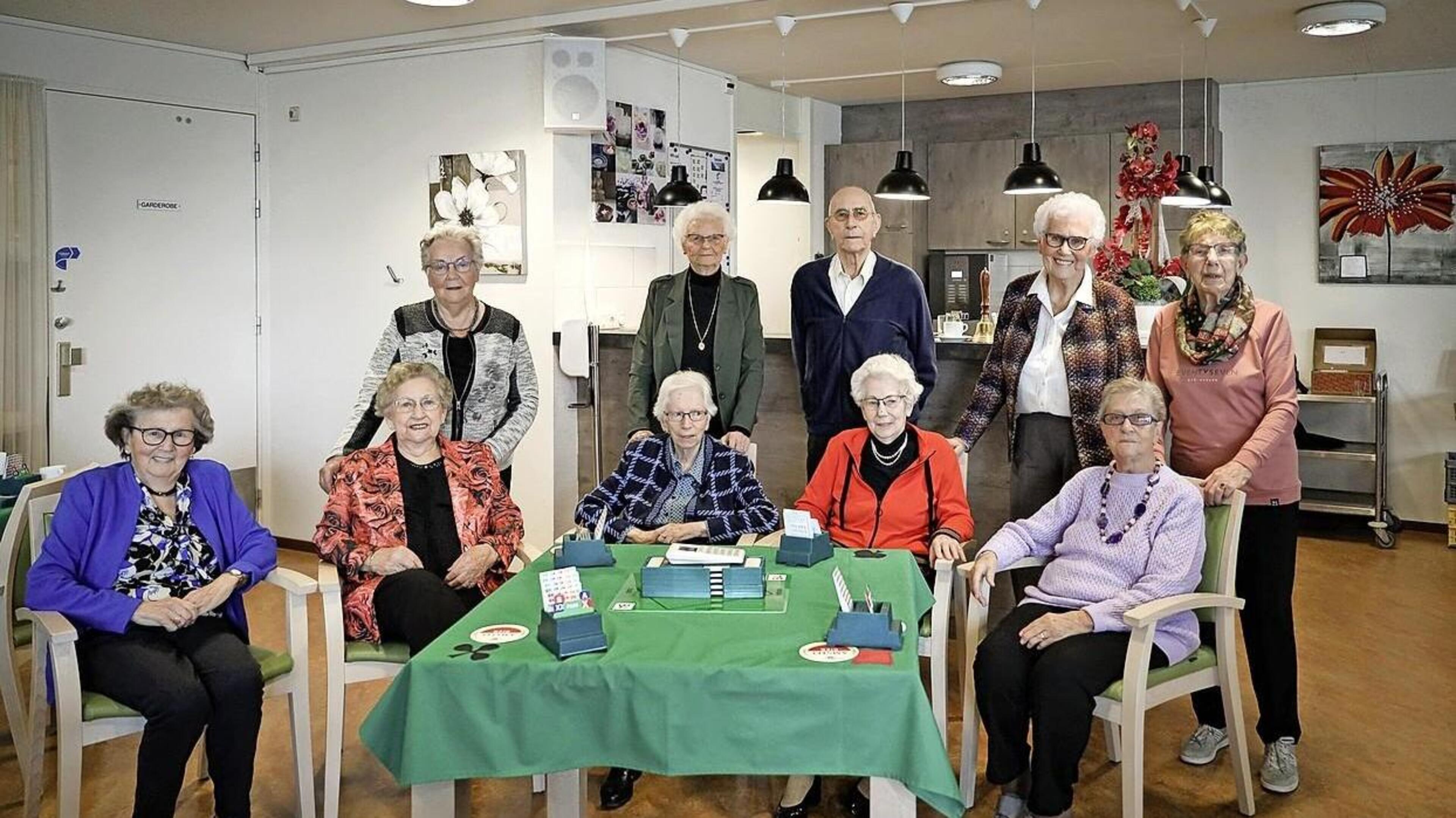 ’De Vrijdagclub’ uit Avenhorn: Meer dan 900 jaar spelwijsheid bij elkaar tijdens wekelijkse bridgemi