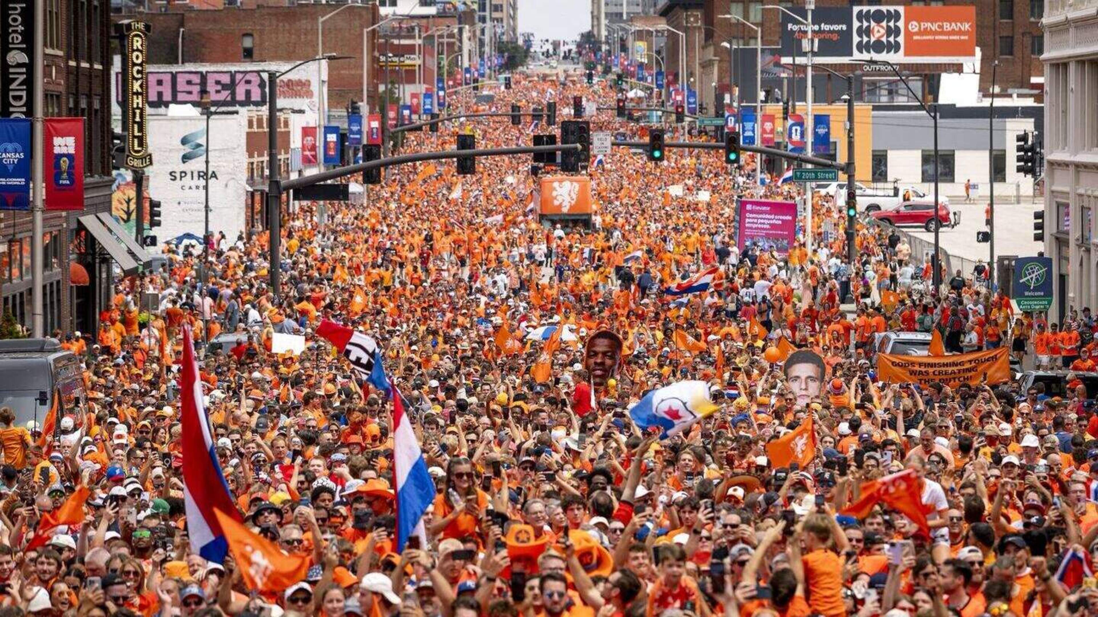 Kansas City turns out in force for Oranje fan walk