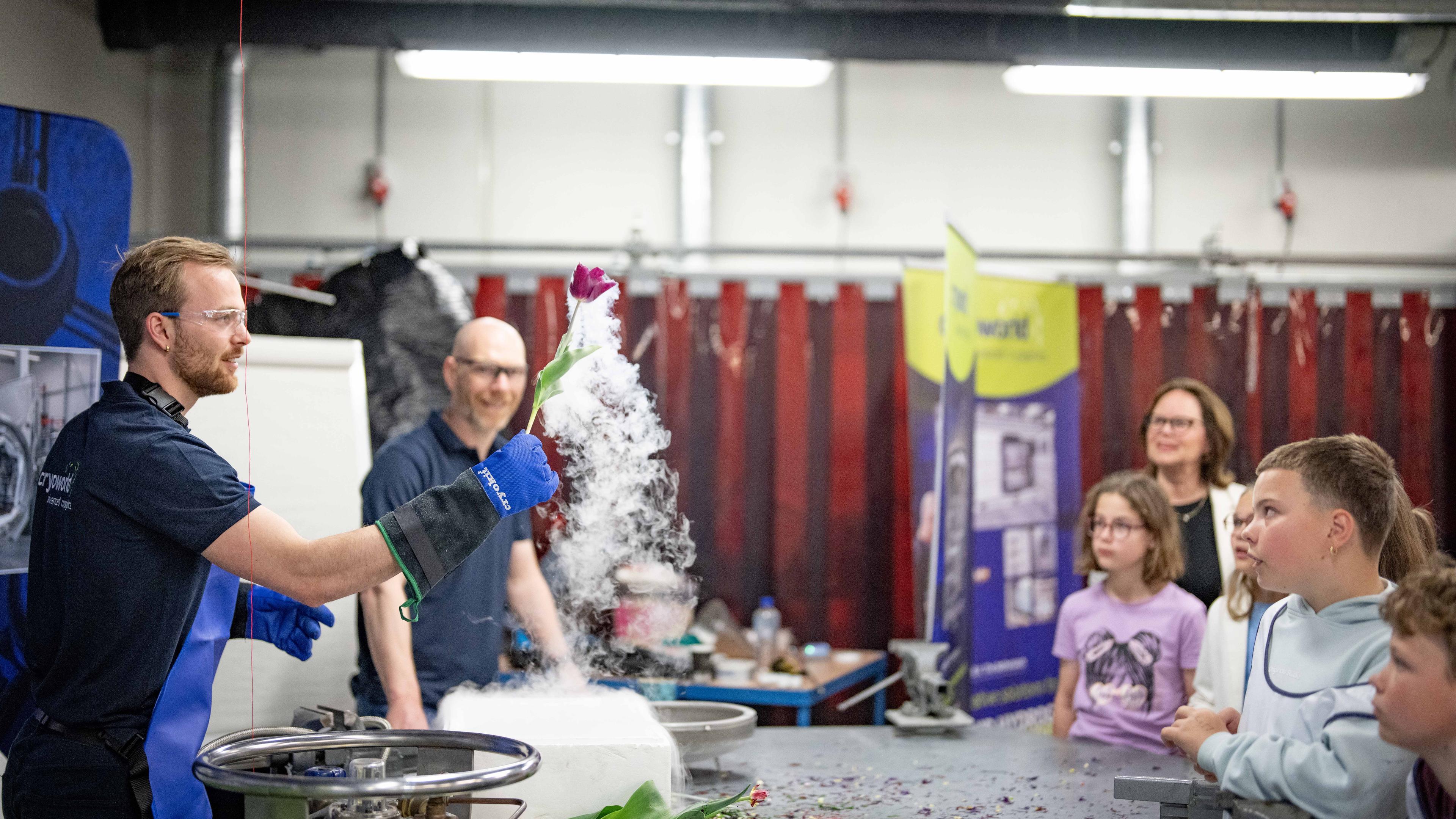 Heel veel basisschoolleerlingen bezoeken techniekevenement in Wieringerwerf. ’Grootste evenement van