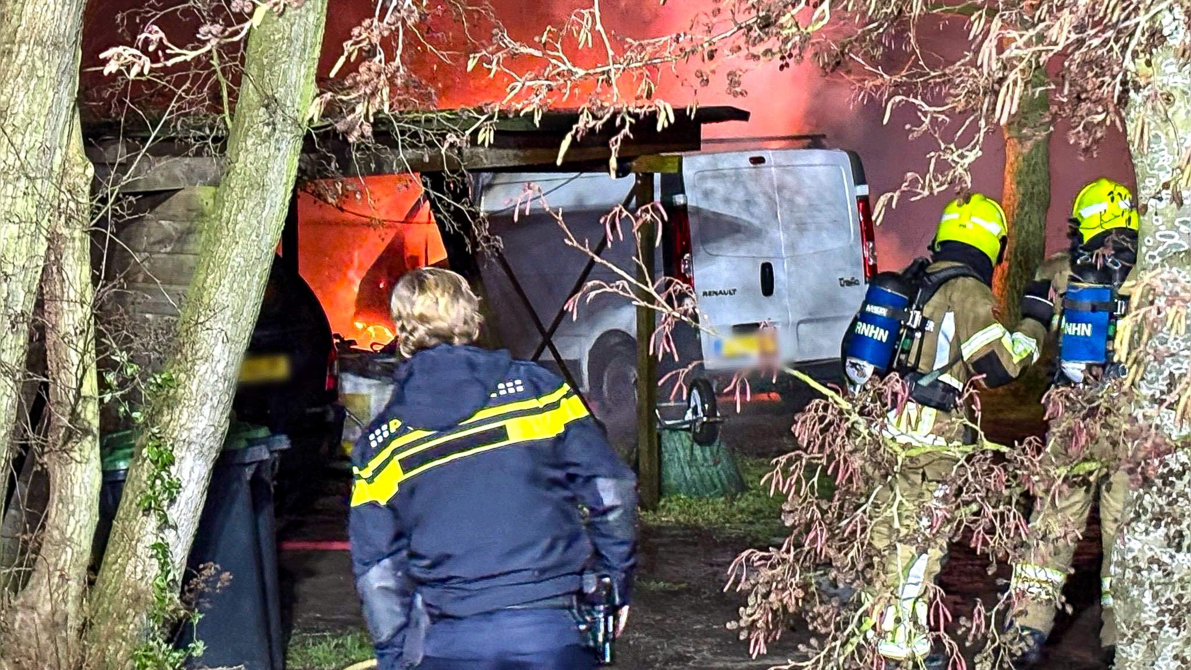 Bestelbus in vlammen in Venhuizen, brandstichting niet uitgesloten