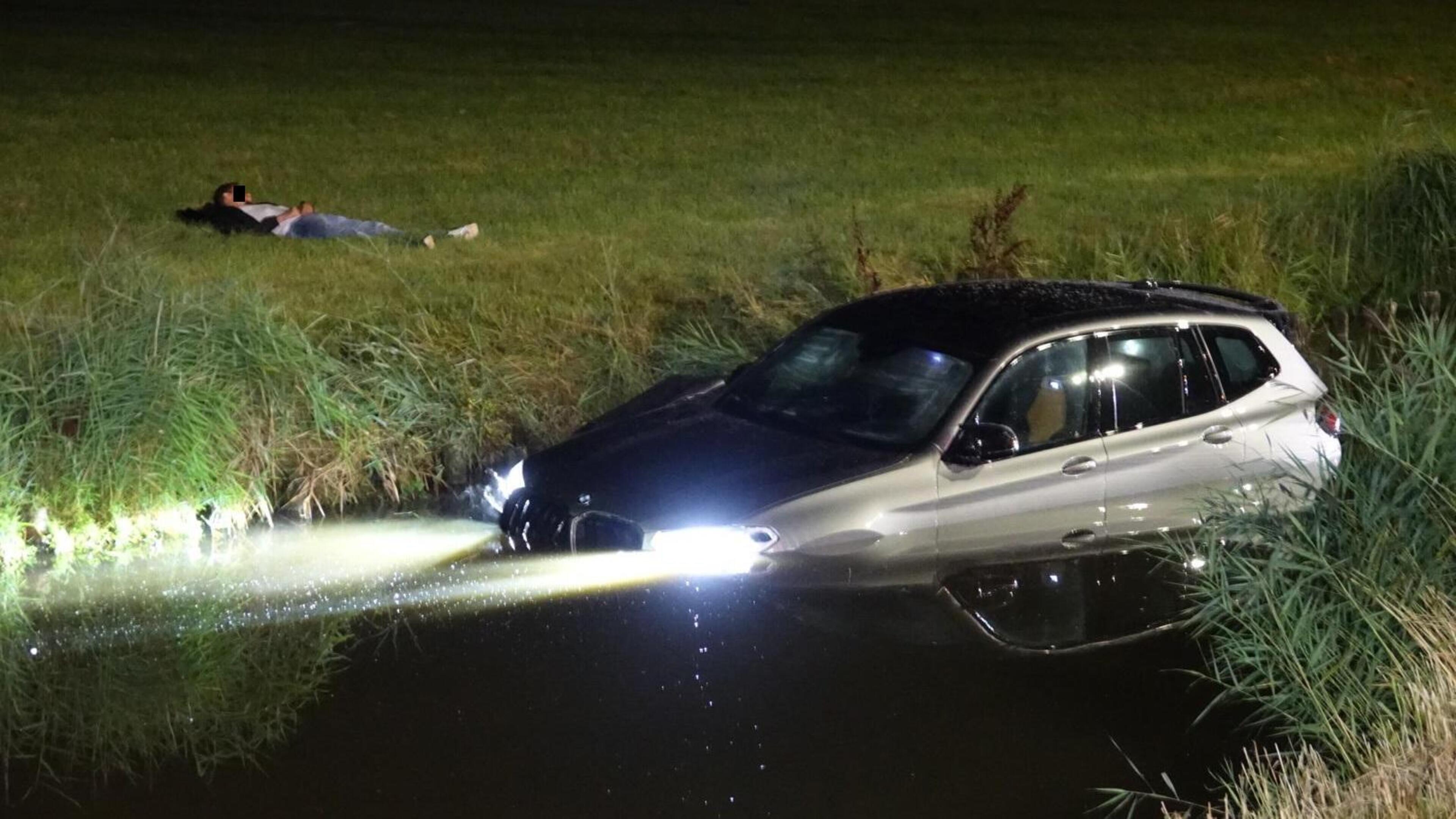 Auto belandt in sloot langs A7 bij Wijdewormer, bestuurder met ladderwagen van weiland gehaald