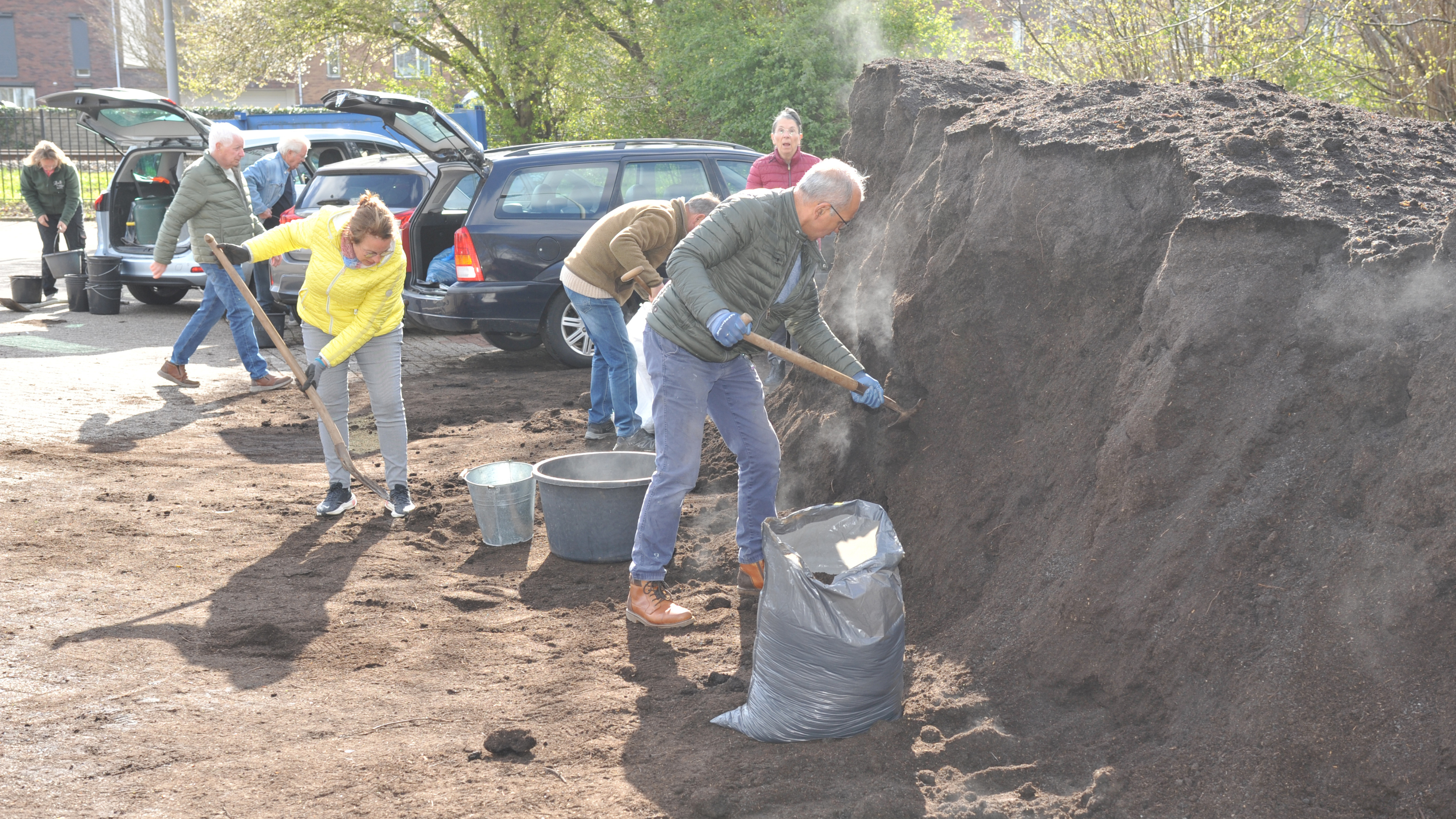 Heemskerk residents tackle massive compost pile
