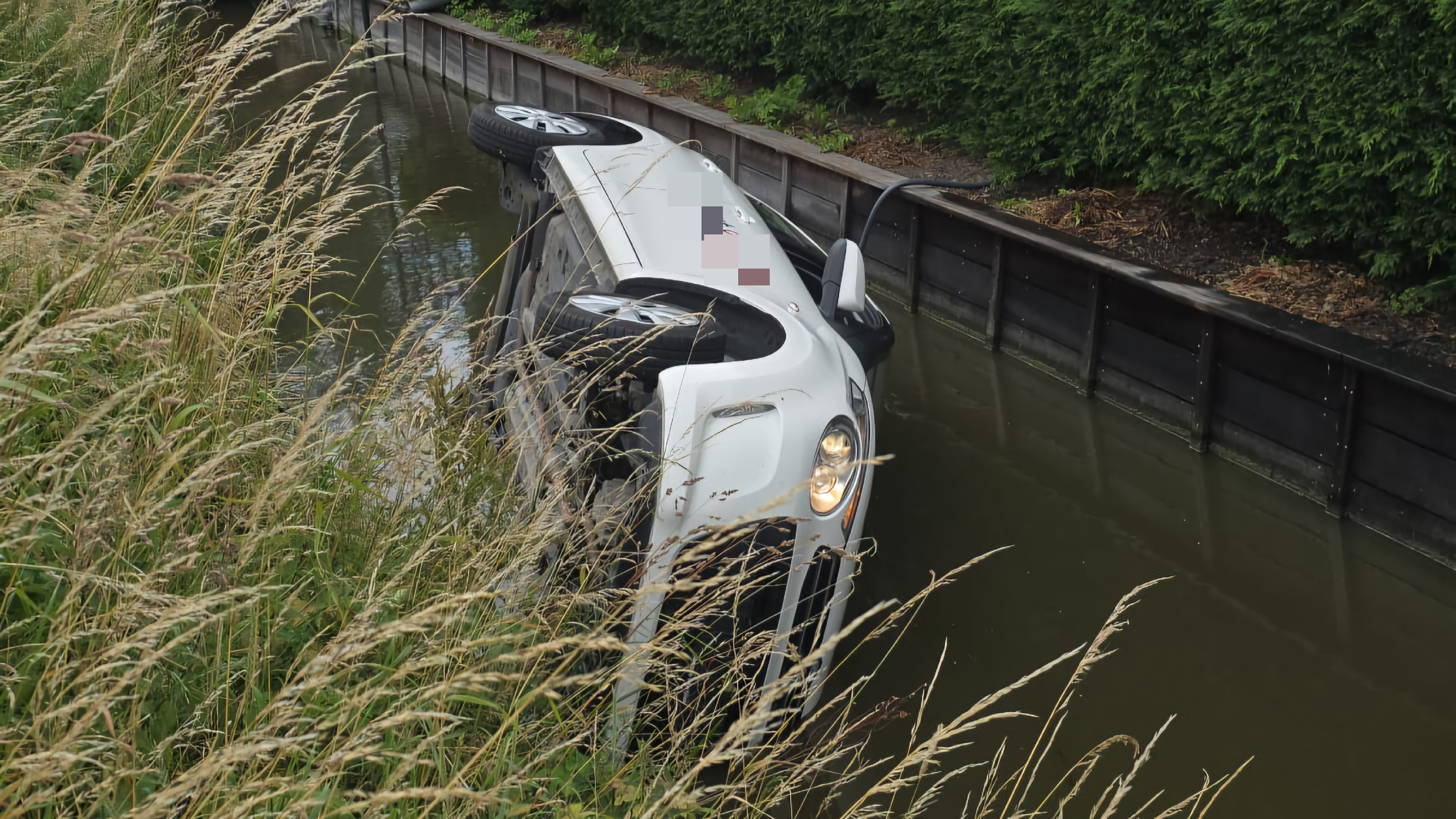 Auto met vrouw en baby belandt in sloot in Purmerend, bewoners schieten te hulp
