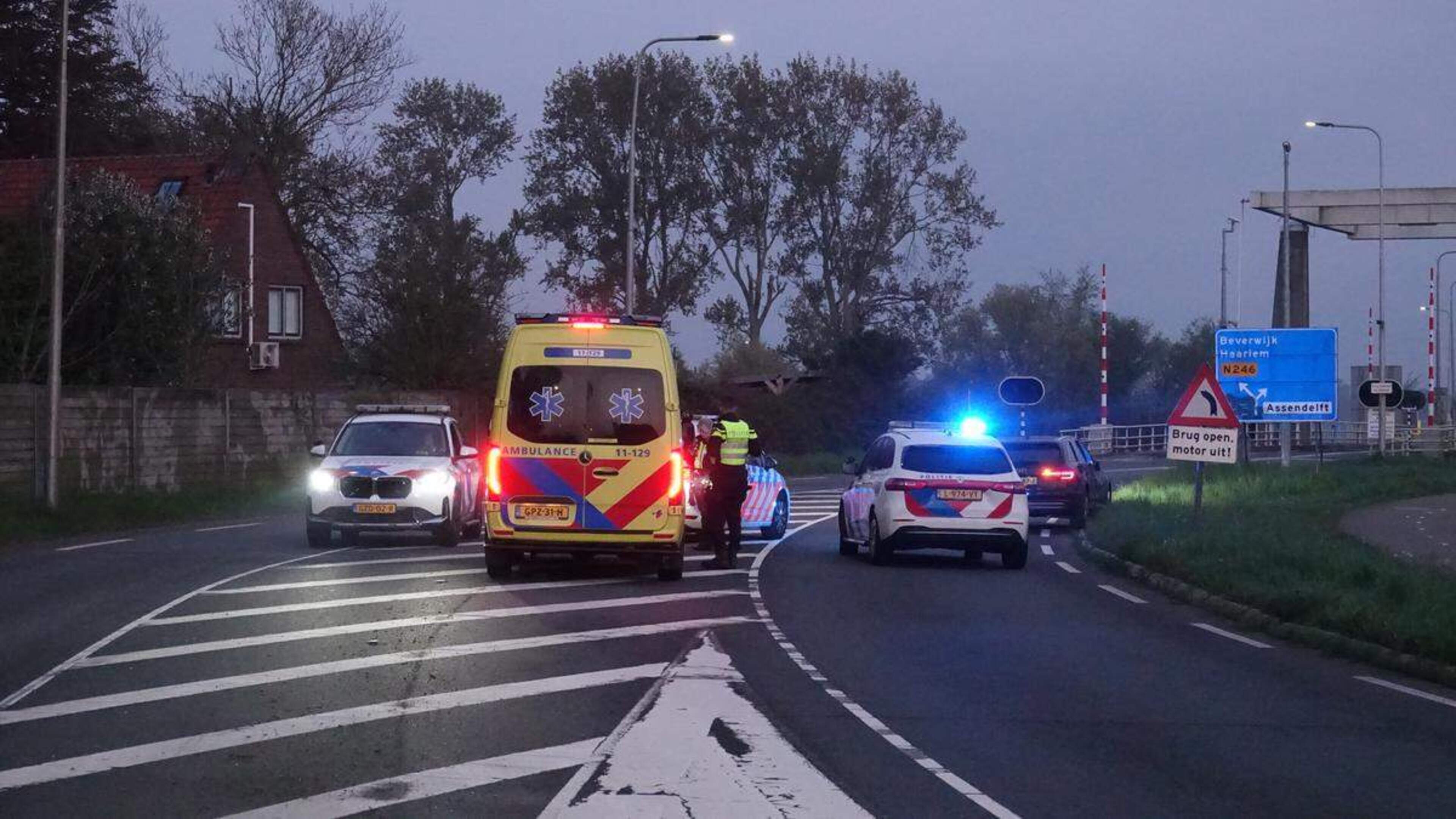 112-nieuws: Beschadigde auto zonder inzittenden aangetroffen op N246 in Westzaan