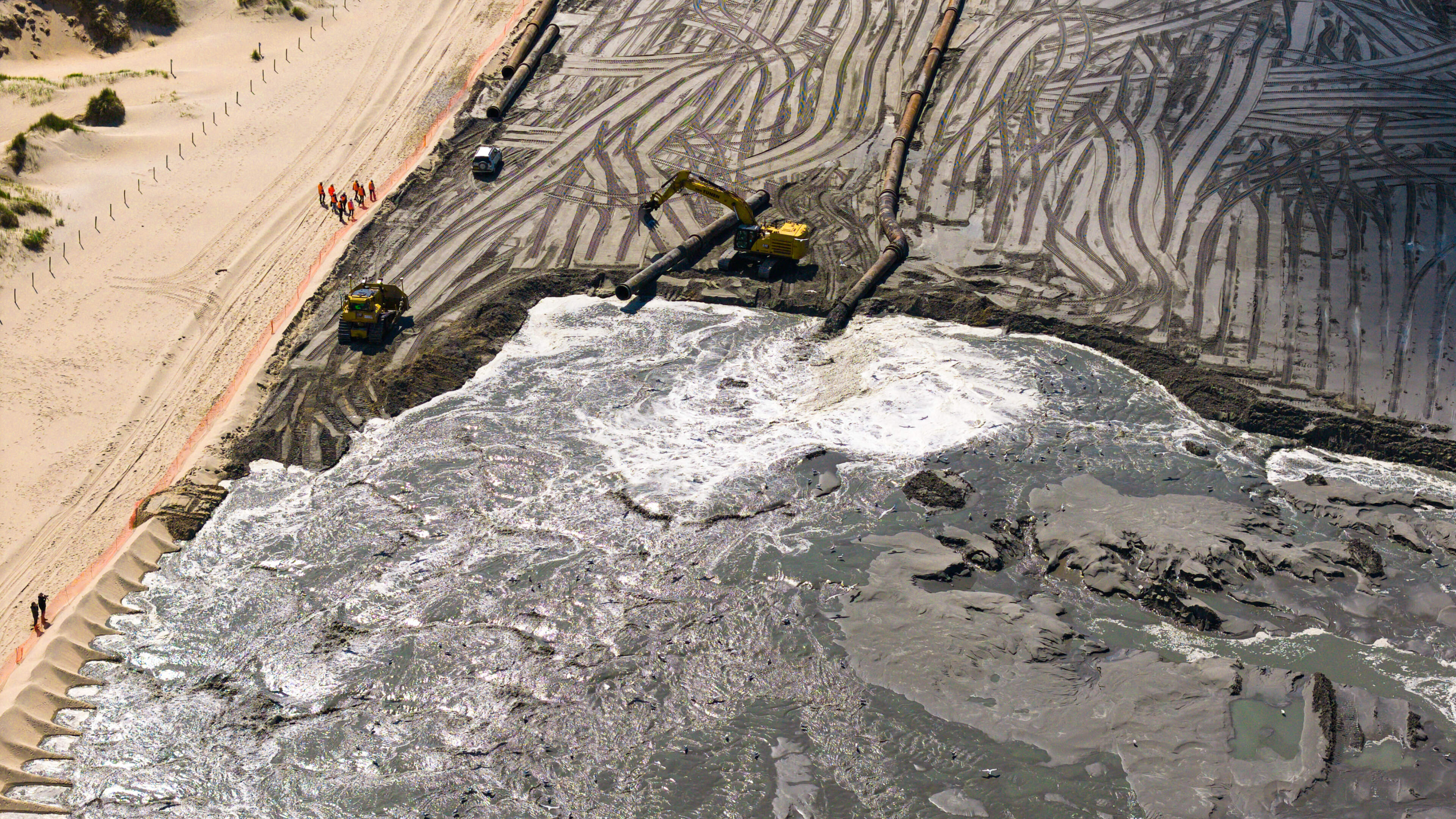 Work continues day and night at Heemskerk beach: 400,000 cubic meters of extra sand to keep feet dry as ‘the Netherlands gets smaller’