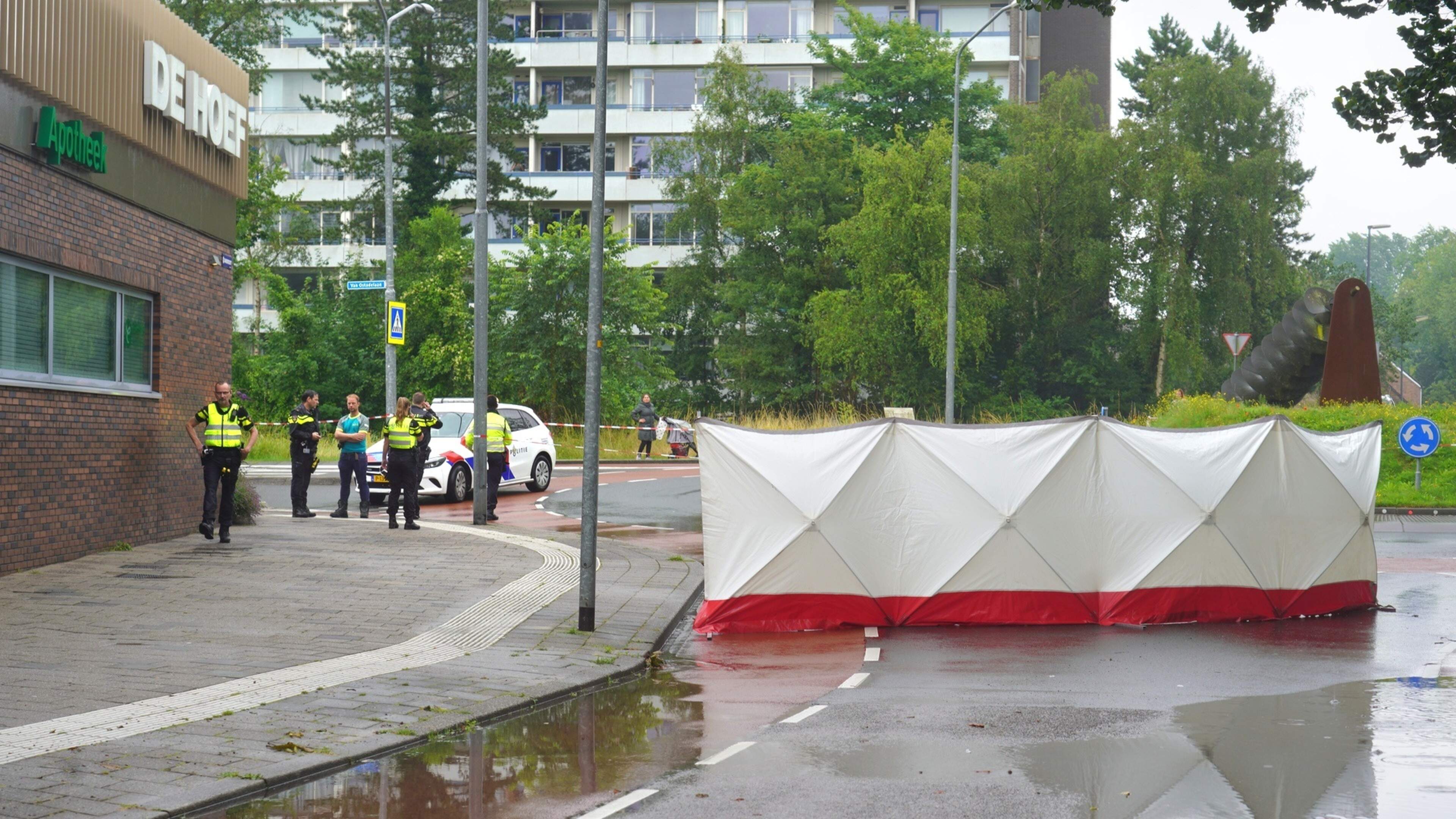 17-jarige meisje verongelukt op rotonde bij Alkmaars winkelcentrum De Hoef. ‘Toen ik al die sirenes 