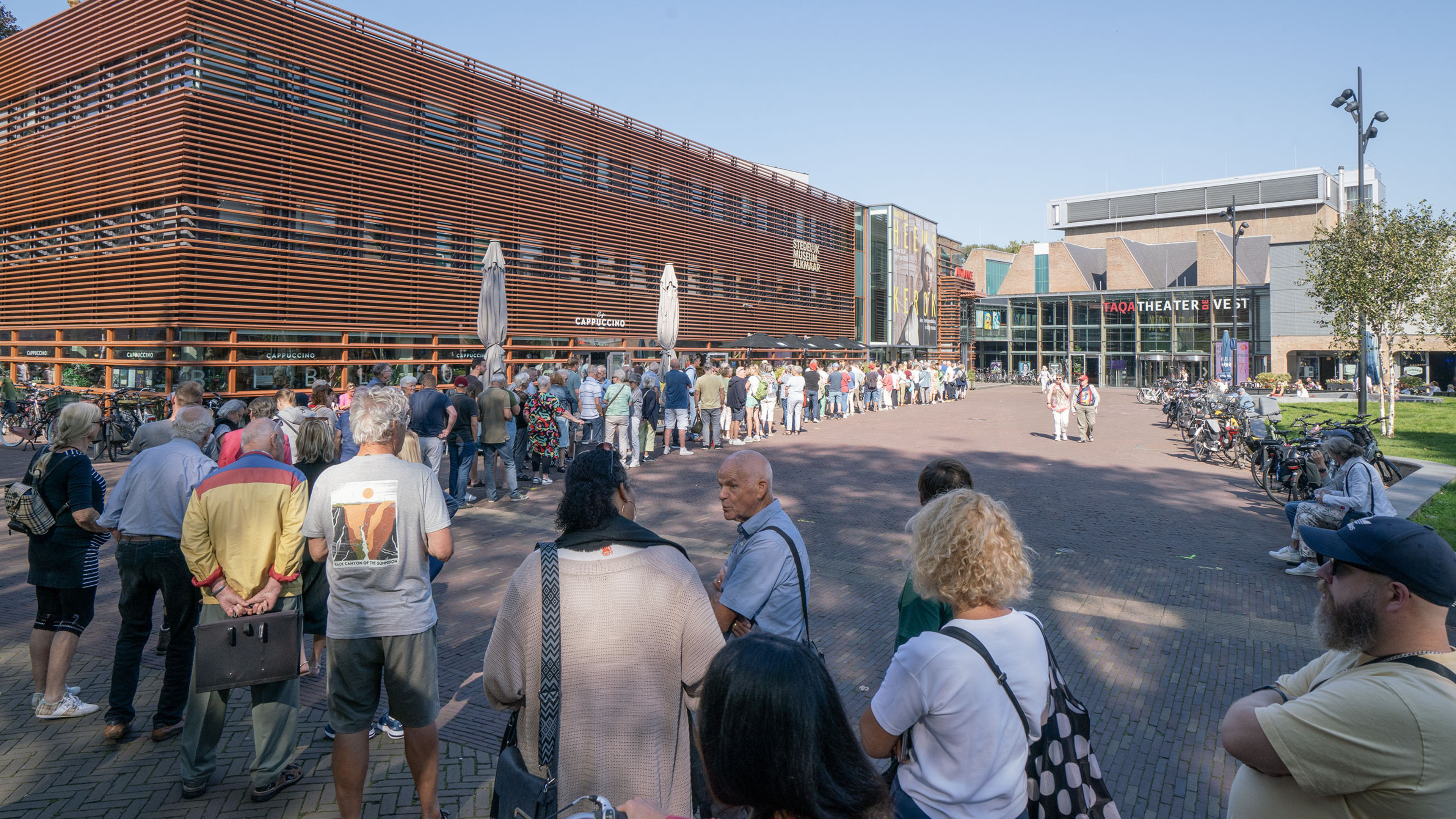 In een lange rij voor een kaartje voor de zuurkoolmaaltijd op 8 oktober