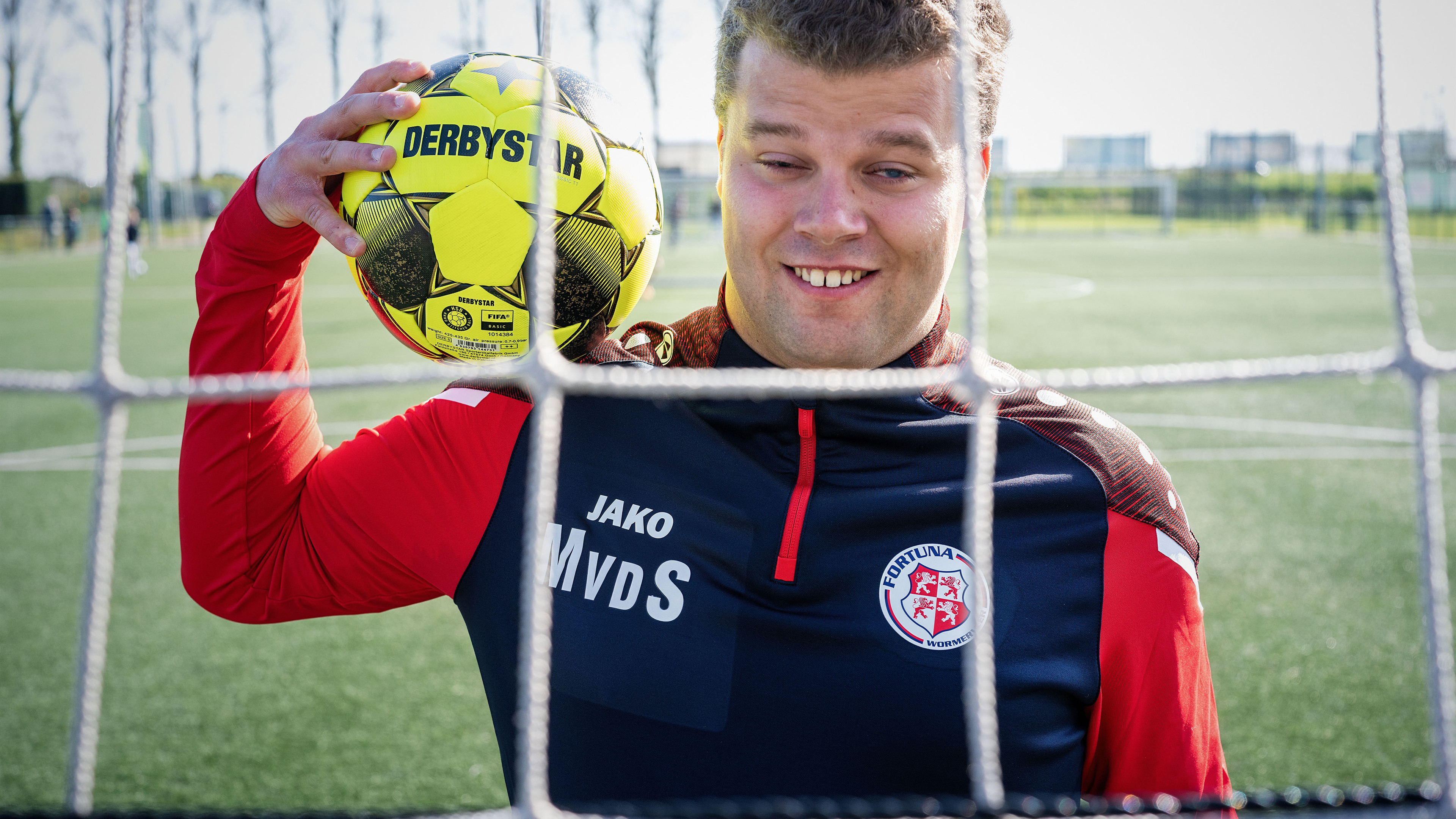 Mike (23) is visueel beperkt en wil een eigen voetbalteam oprichten bij Fortuna Wormerveer: ’Ik ben 