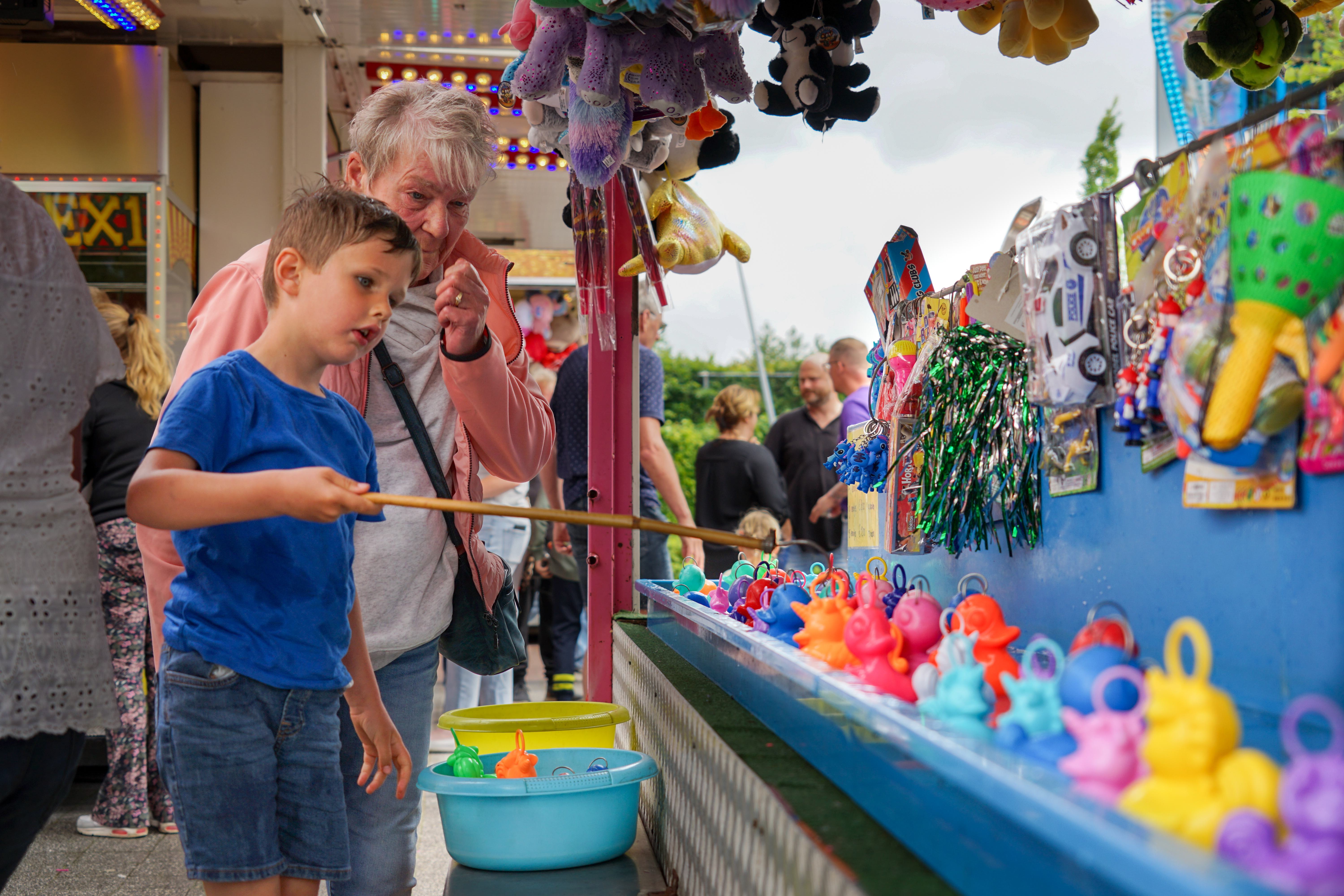 Lisa, Jara en Stein hebben dankzij opa en oma extra dagje kermis