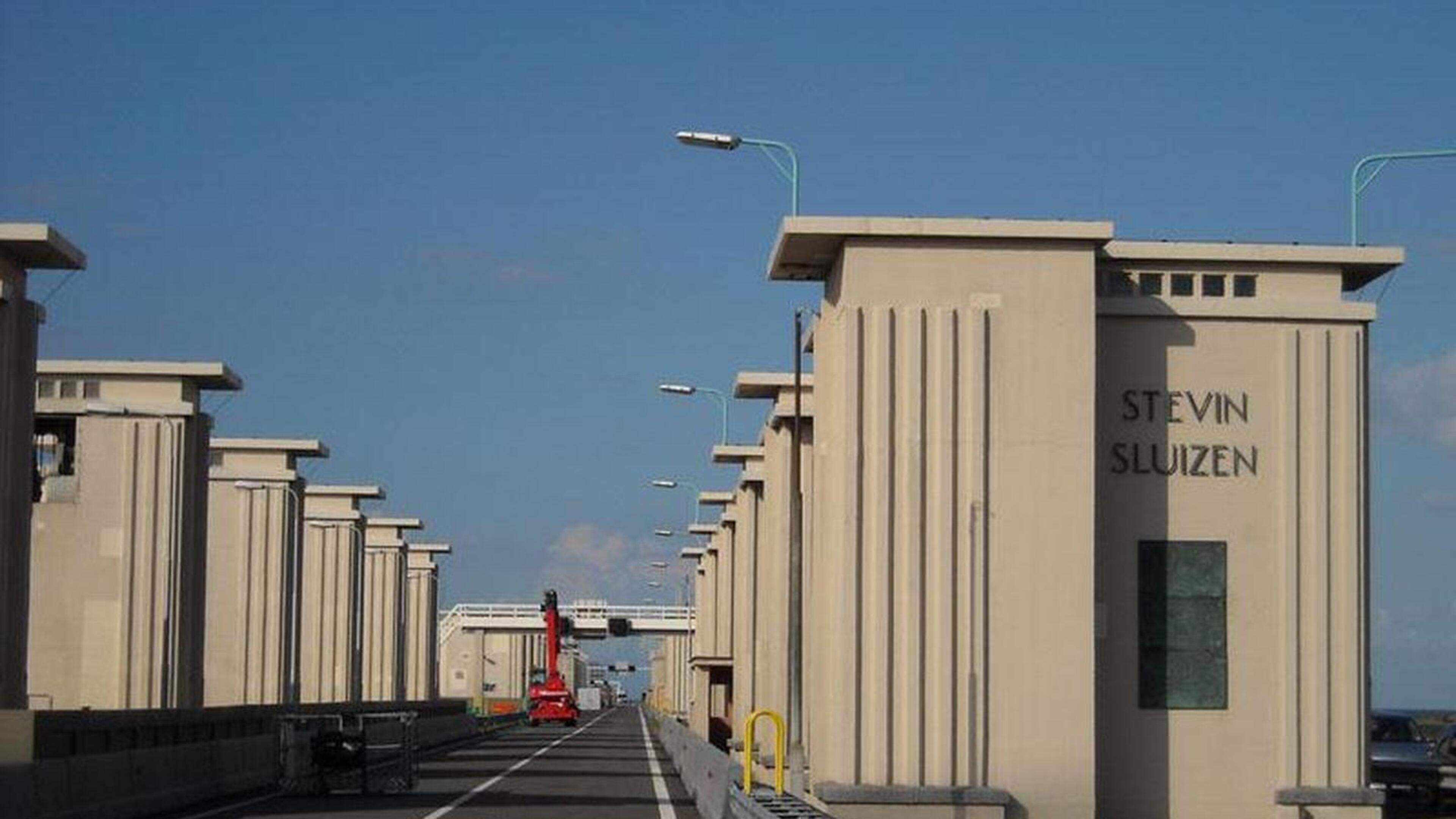Verkeer rijdt weer over de Afsluitdijk, storing nog niet verholpen [update]
