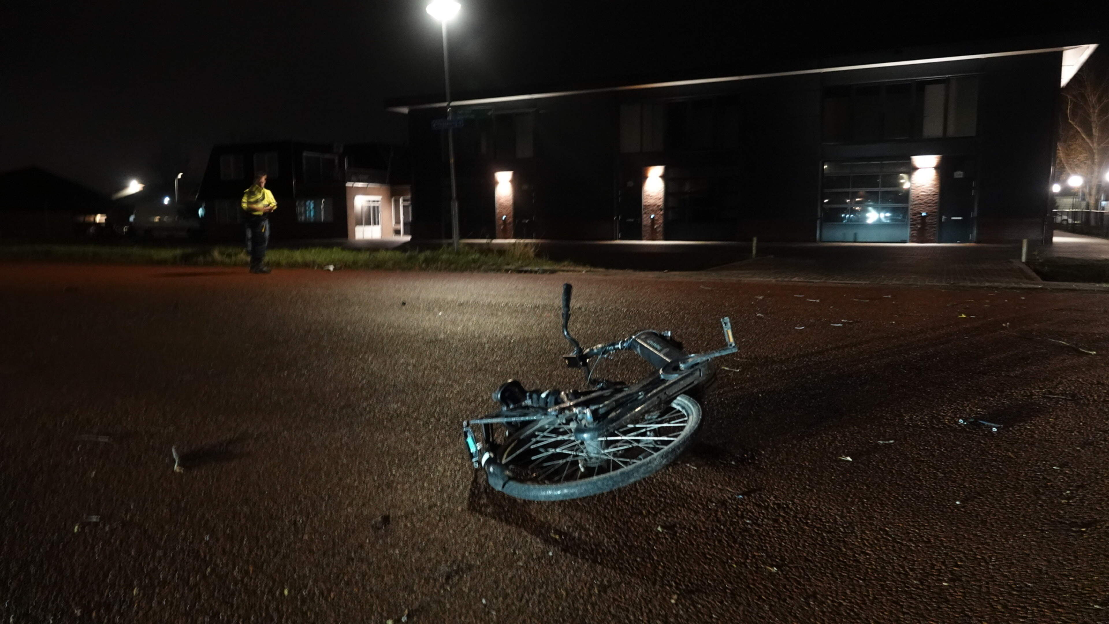 Fietser geschept door auto in Hem, bestuurder rijdt door