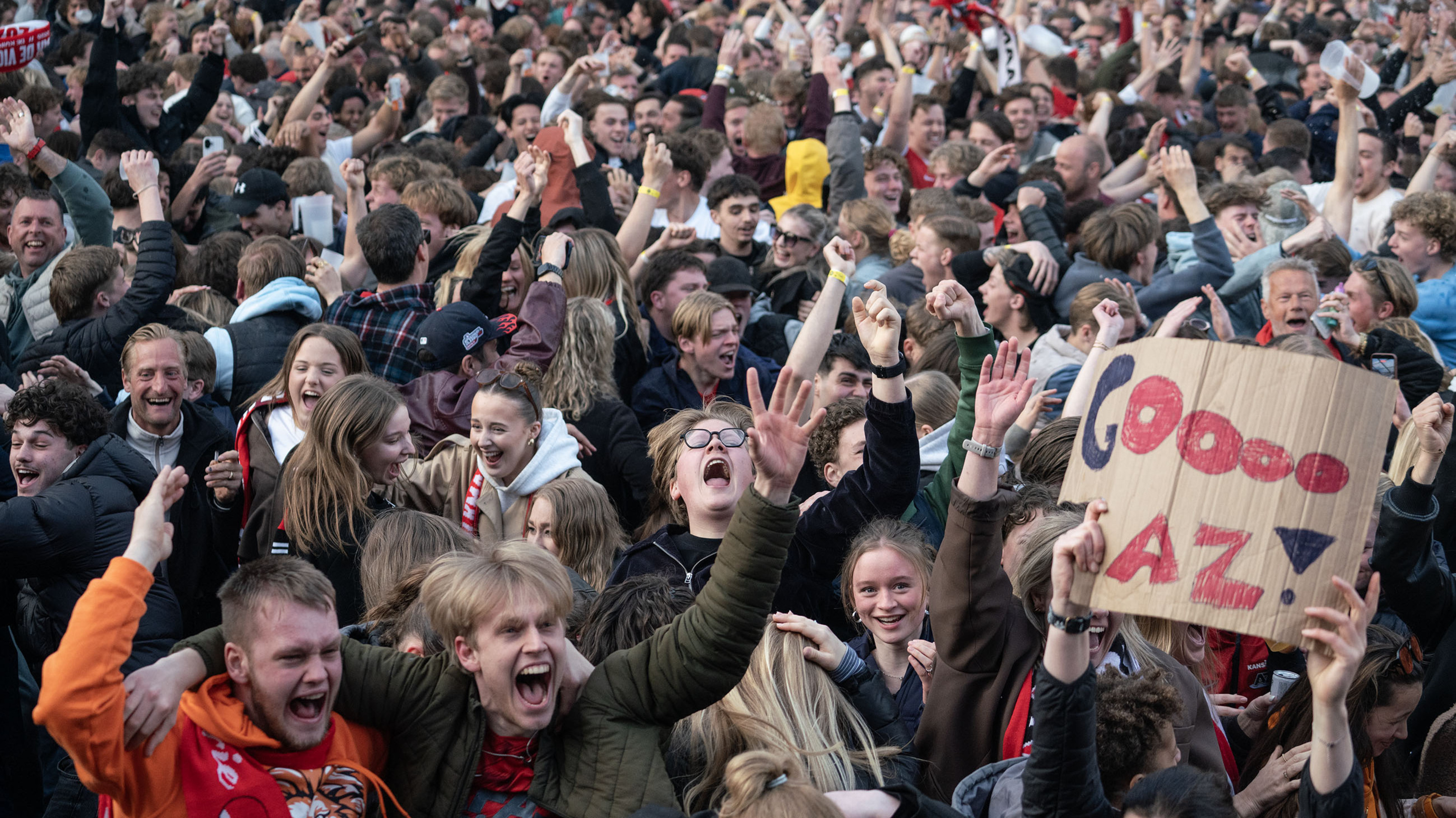 AZ-fans springen elkaar in de armen na de gewonnen bekerfinale: ’Alkmaar leeft, dat zie je’