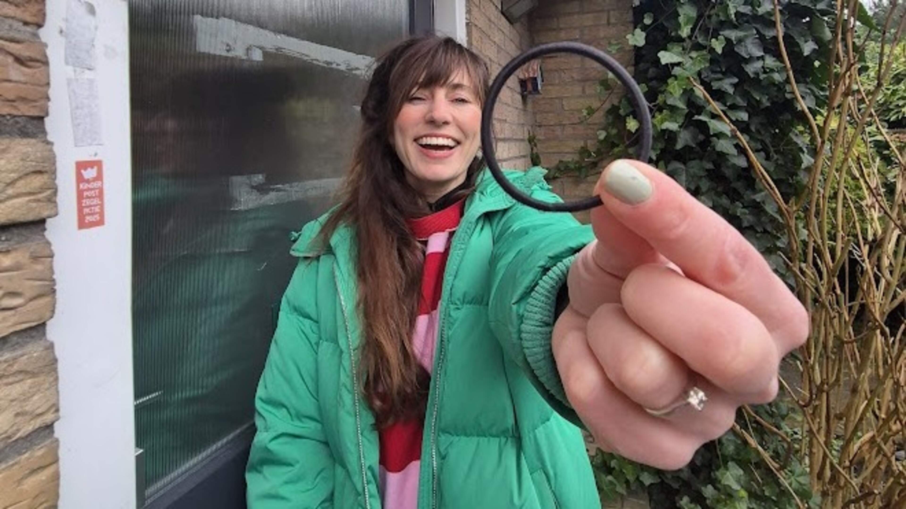 Saskia (42) has hair down to her bottom but hasn't bought hair ties for six years: They’re just lying on the street
