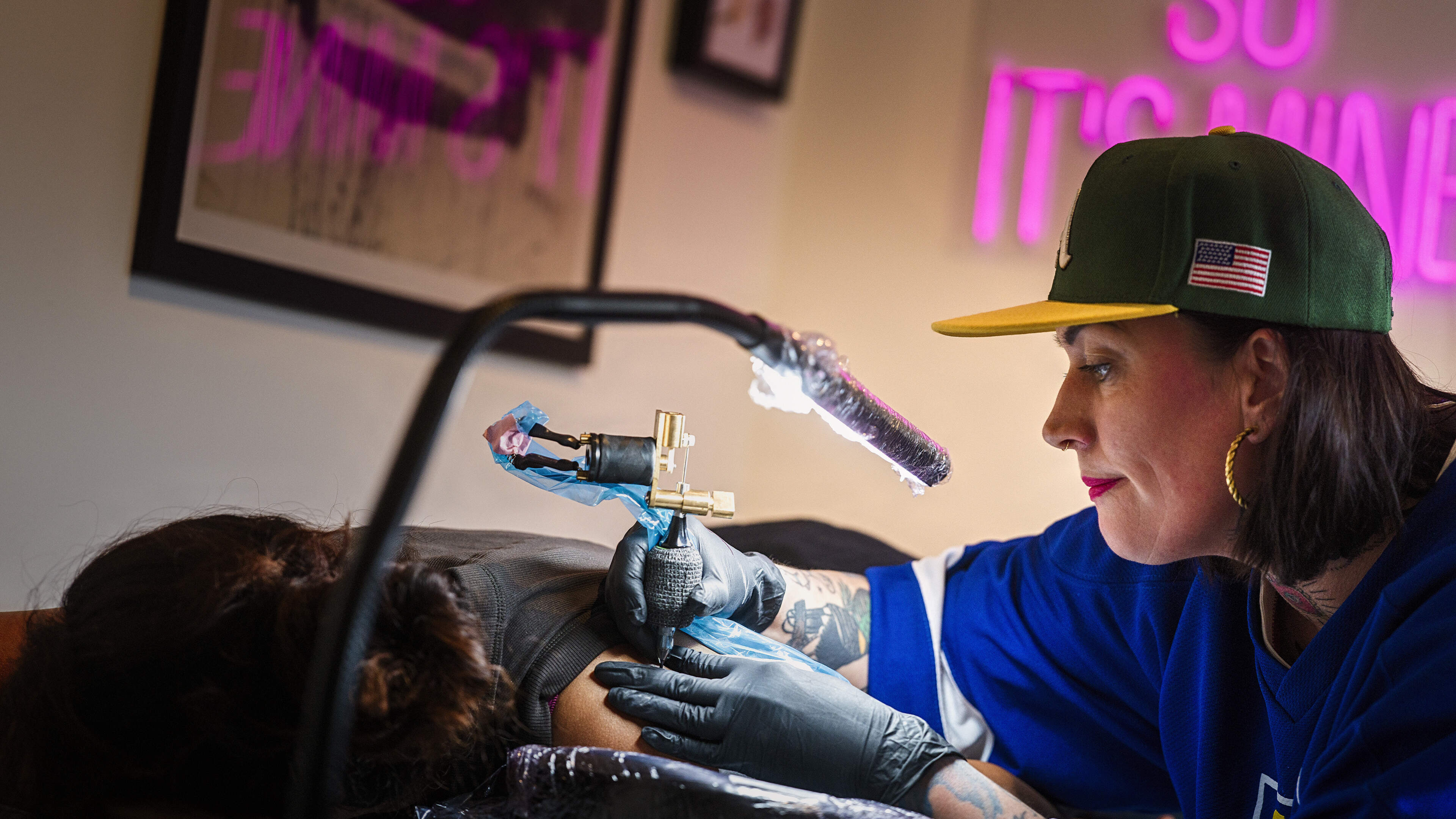 She conquered Instagram with dry humor: Now tattoo artist Tamar Tieleman (42) has her own studio in Zaandam
